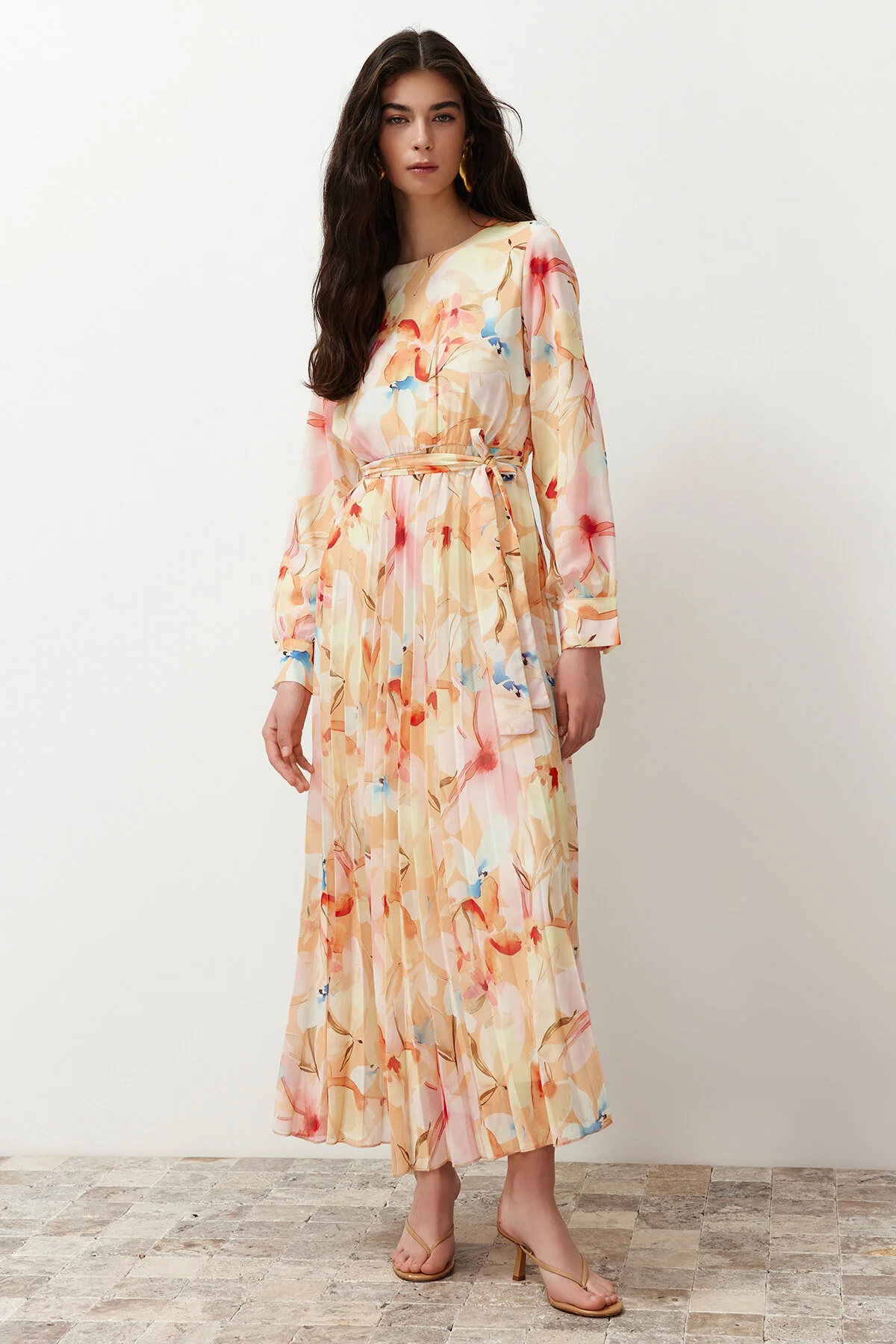 Trendyol Modest  Kleid aus gewebtem Chiffon mit mehrfarbiger Blumenschärpe, gefüttert und plissiert TCTSS24EB00151