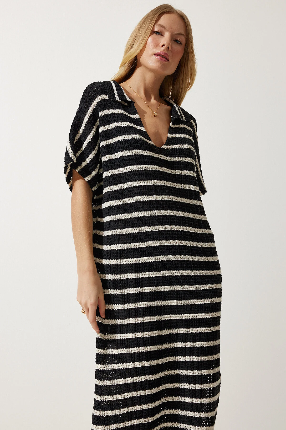 Happiness İstanbul  Schwarzes, gestreiftes, saisonales Strickkleid mit tiefem V-Ausschnitt für Damen YU00011