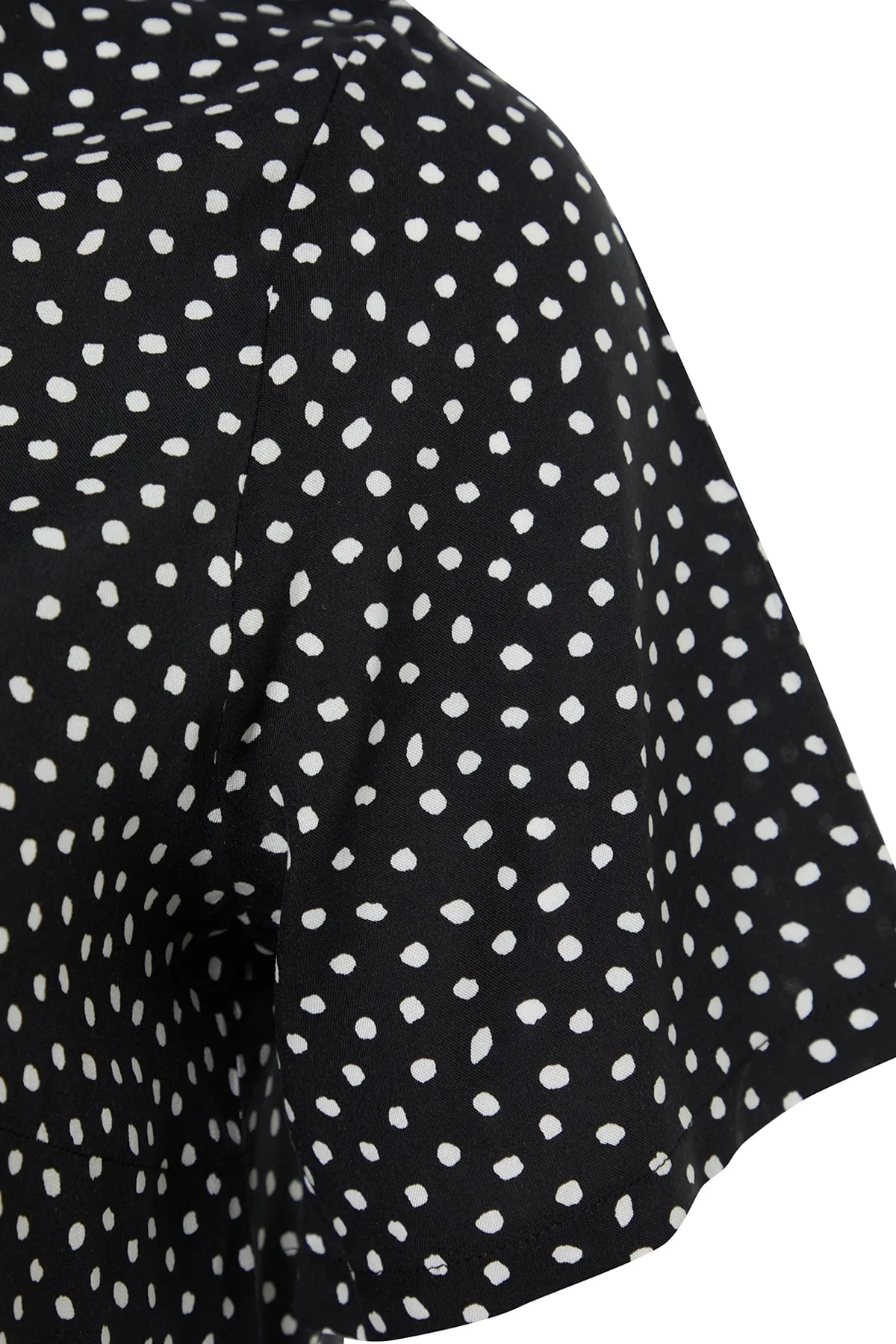 Trendyol Curve  Schwarze gewebte Bluse mit Tupfenmuster TBBSS22AF0033