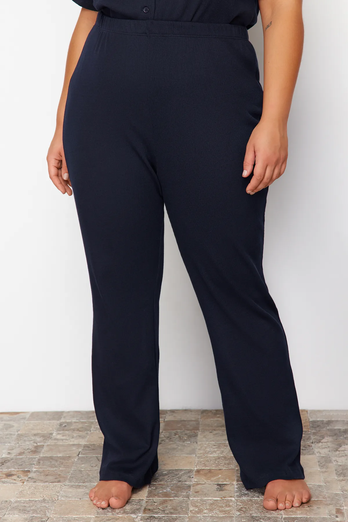 Trendyol Curve  Marineblaues Pyjama-Set aus Strick mit besticktem Hemdkragen TBBSS24AI00033