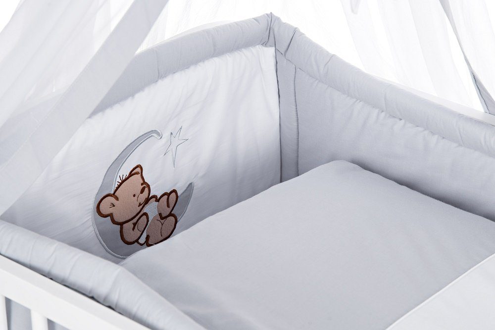 Babyhafen Komplettbett 60 × 120 cm Babybett Teddy auf dem Mond Gitterbett Kinderbett, inkl. Matratze, Himmel, Nestchen & Bettwäsche