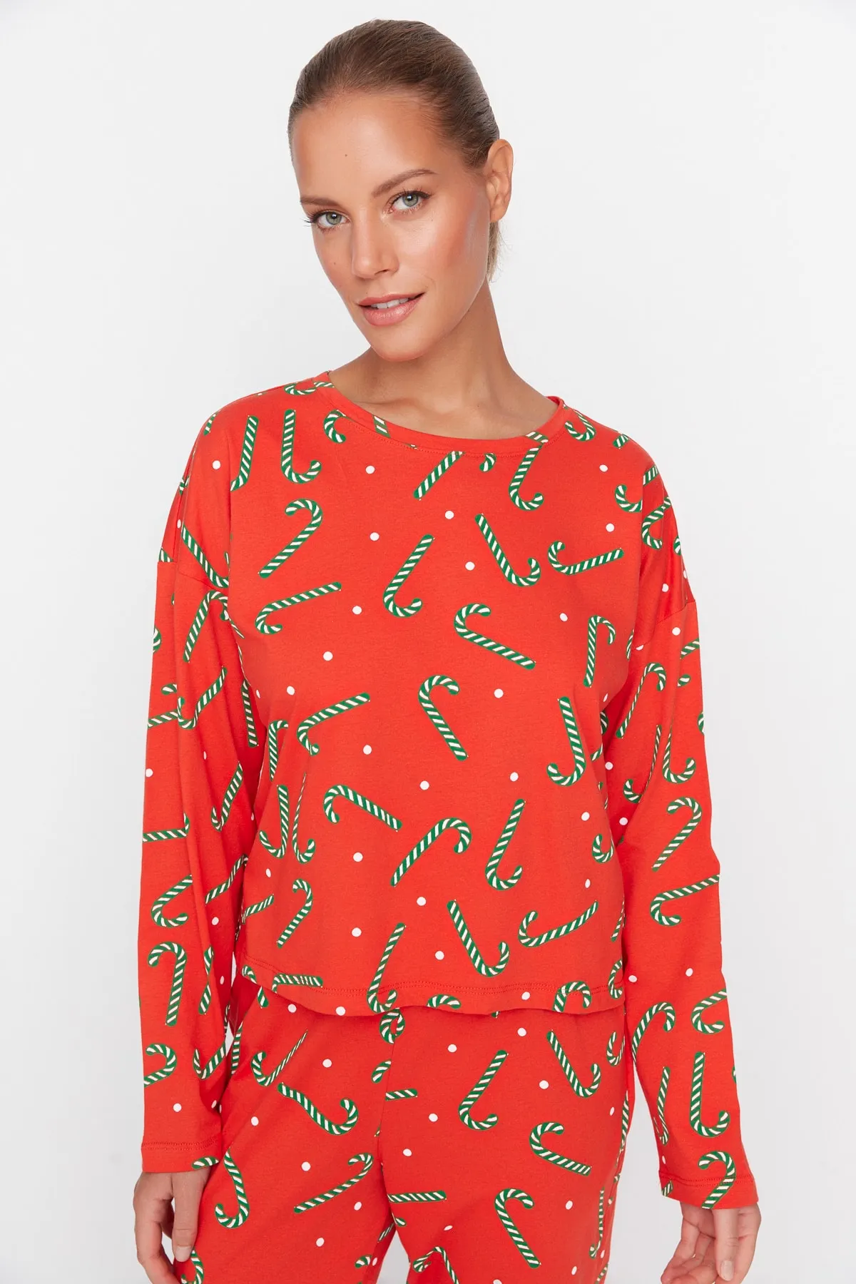 Trendyol Collection  Rotes T-Shirt-Jogger-Strickpyjama-Set aus 100 % Baumwolle mit Neujahrsmotiv THMAW21PT0771