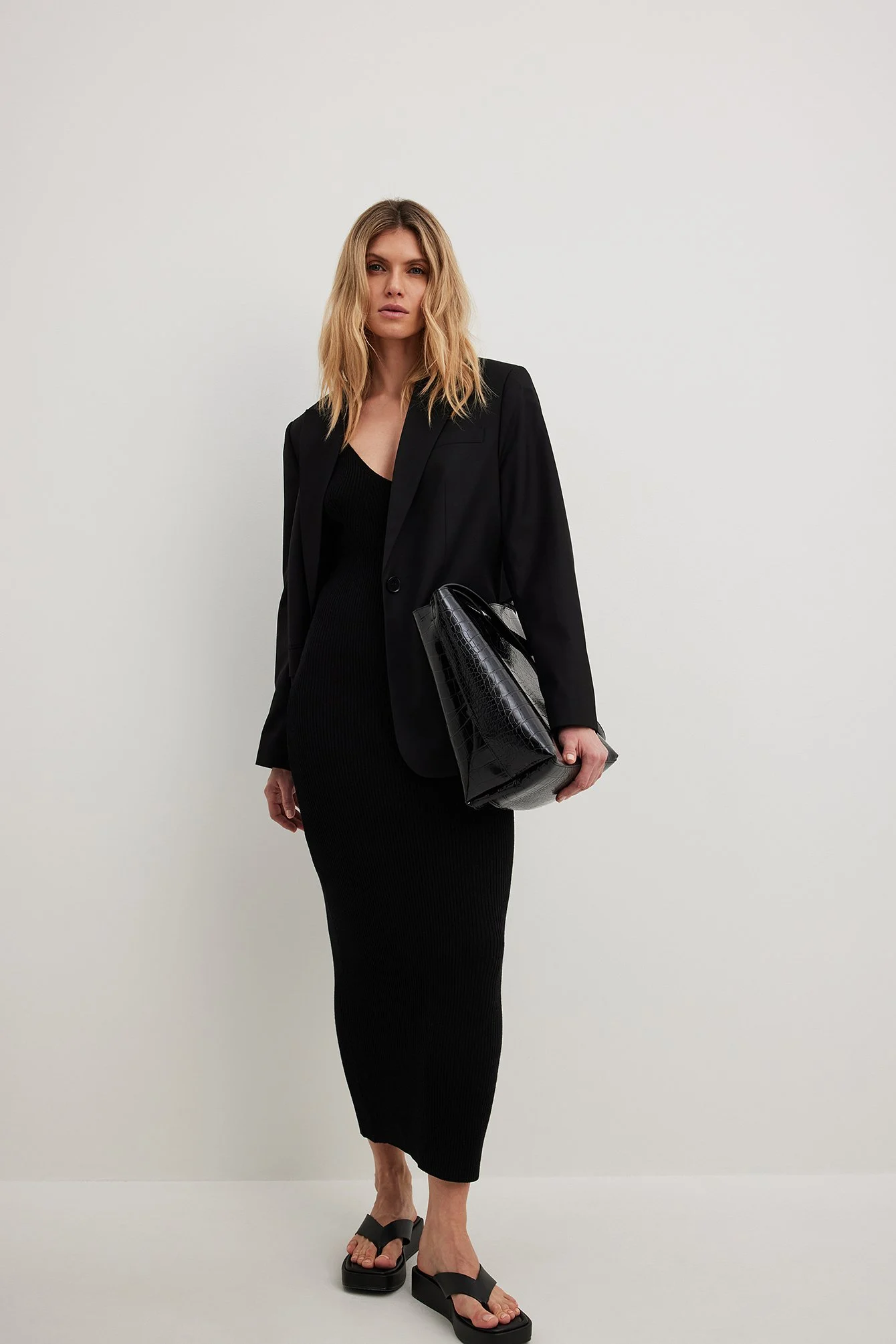 Geripptes Kleid mit tiefem Rücken
