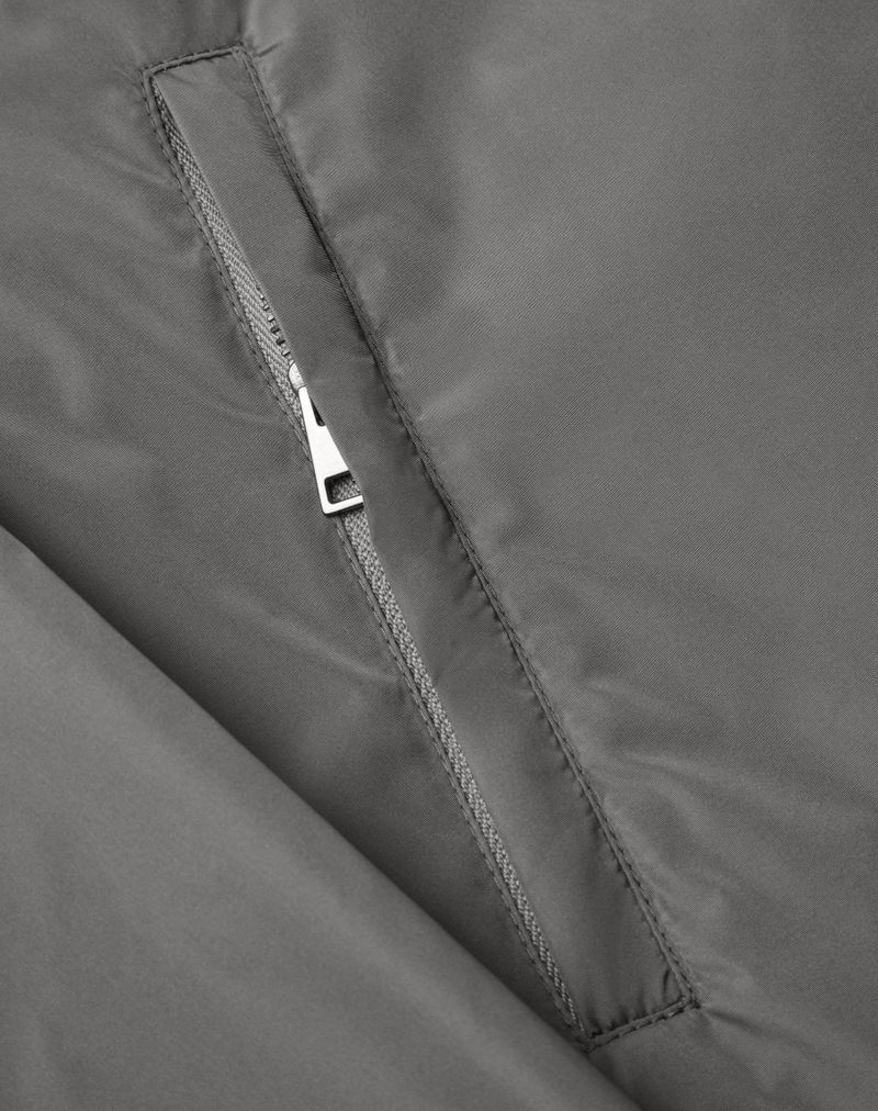 Nylon hættetrøje med metallisk V-detaljer