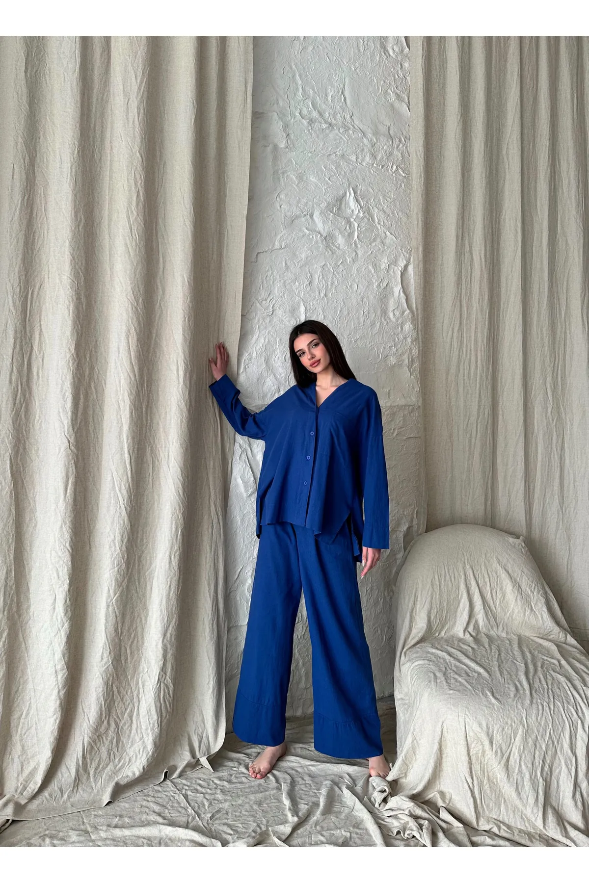 Laluvia  Indigofarbenes Leinen-Hose-Hemd-Set mit zwei Beinen