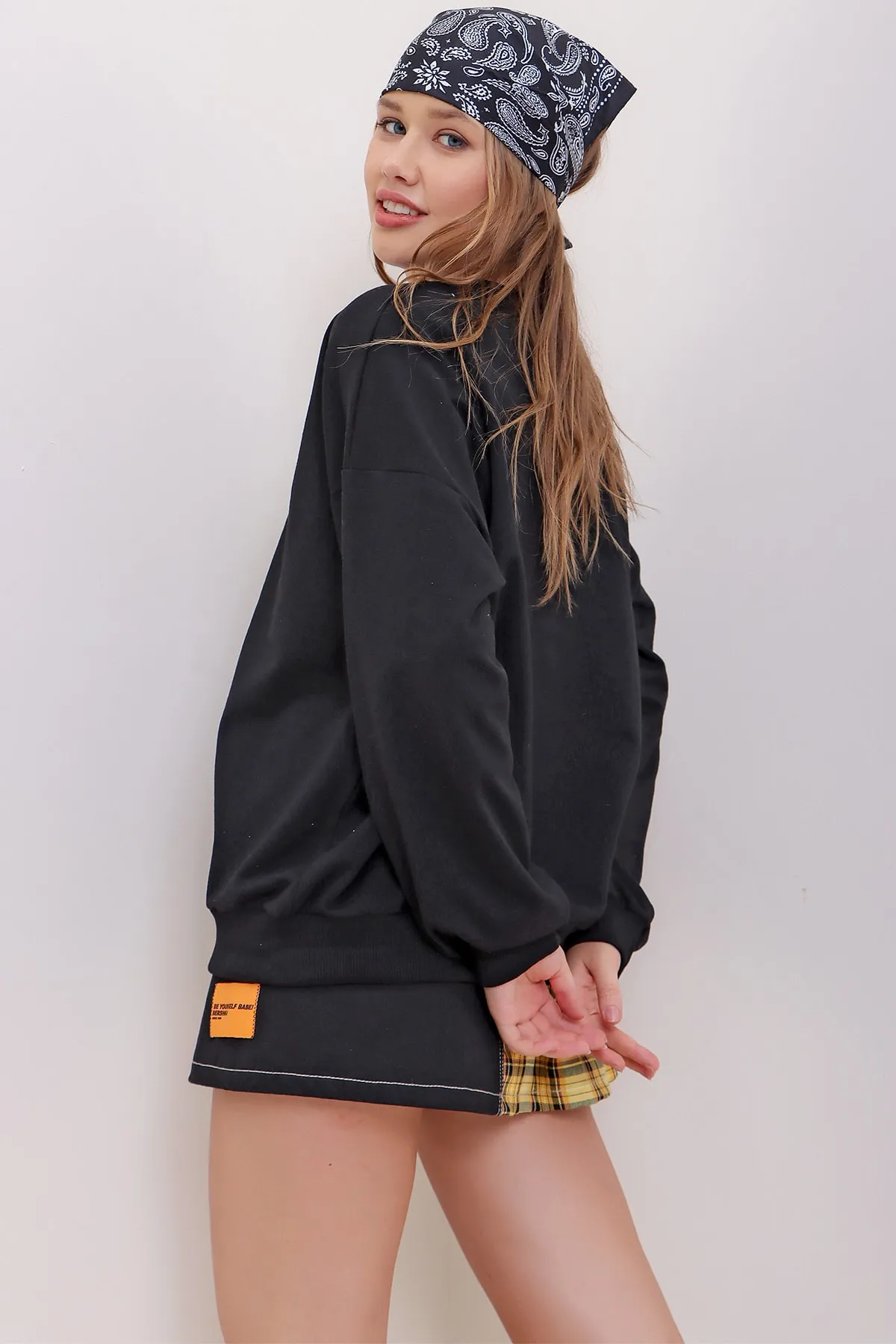 Trend Alaçatı Stili  Schwarzes Oversize-Sweatshirt mit Rundhalsausschnitt für Damen ALC-669-001