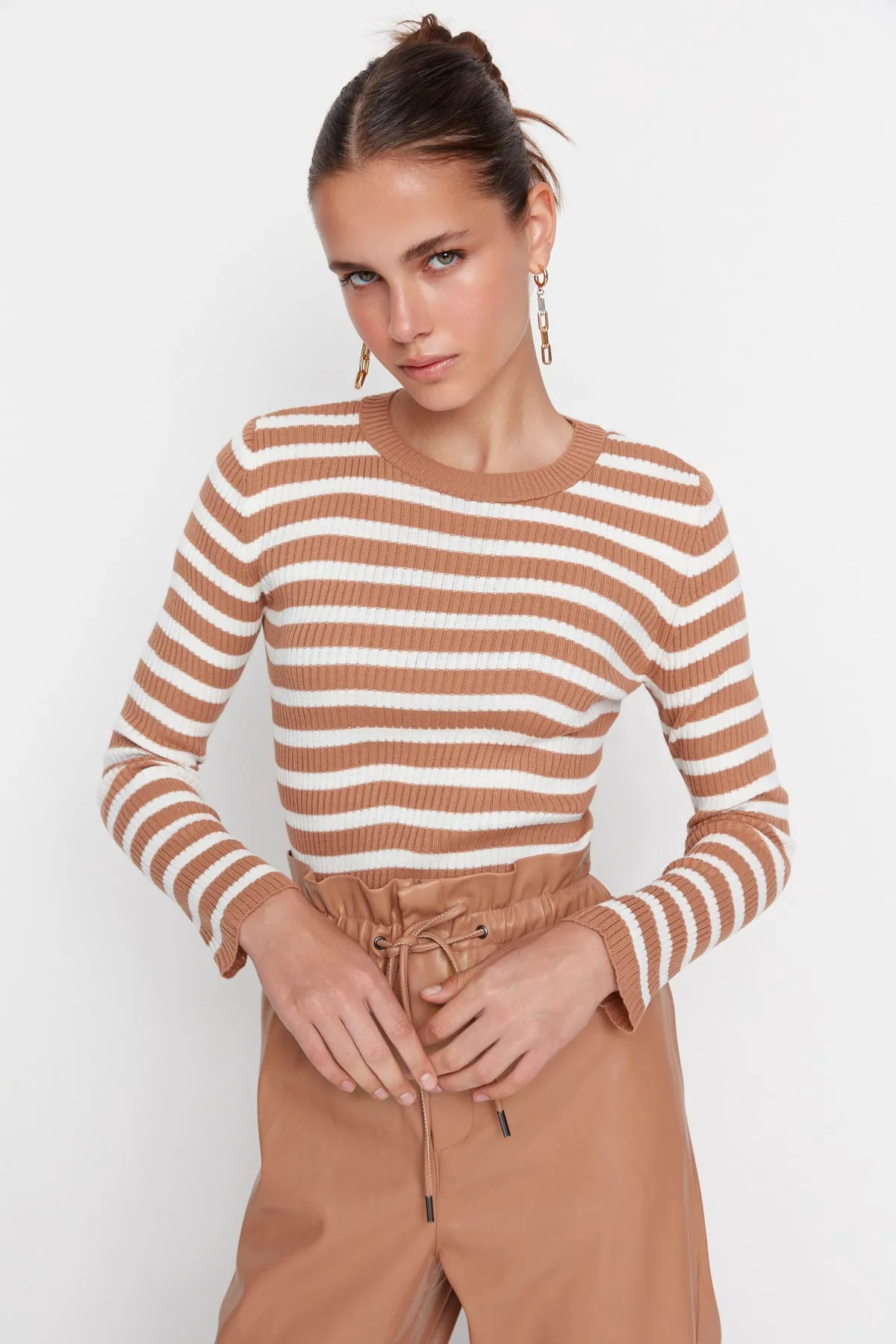 Trendyol Collection  Kamelfarbener Basic-Strickpullover mit Streifen TWOAW21KZ0942