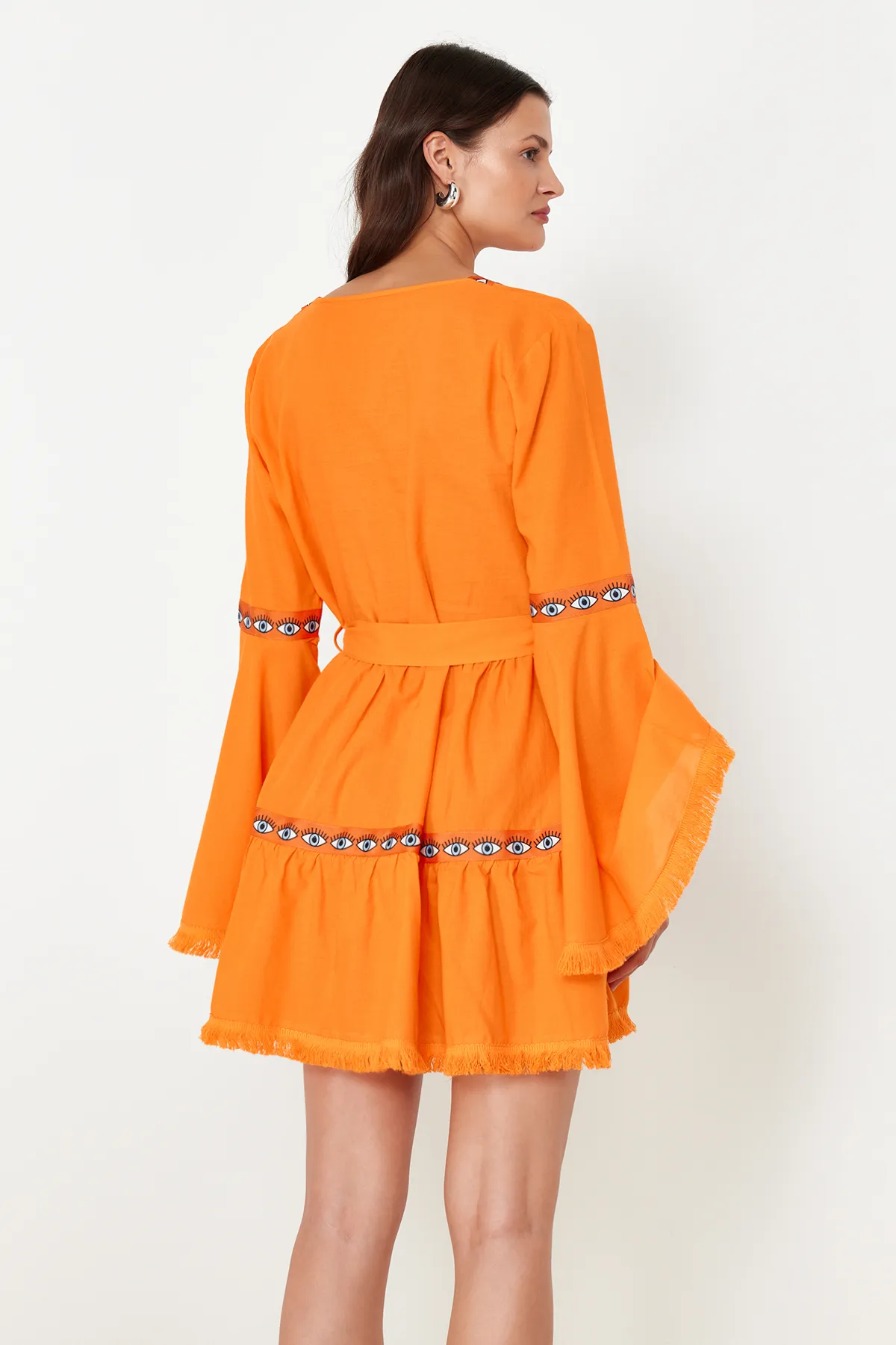 Trendyol Collection  Orangefarbenes Mini-Strandkleid mit gewebtem Volant und Gürtel TBESS21EL1253