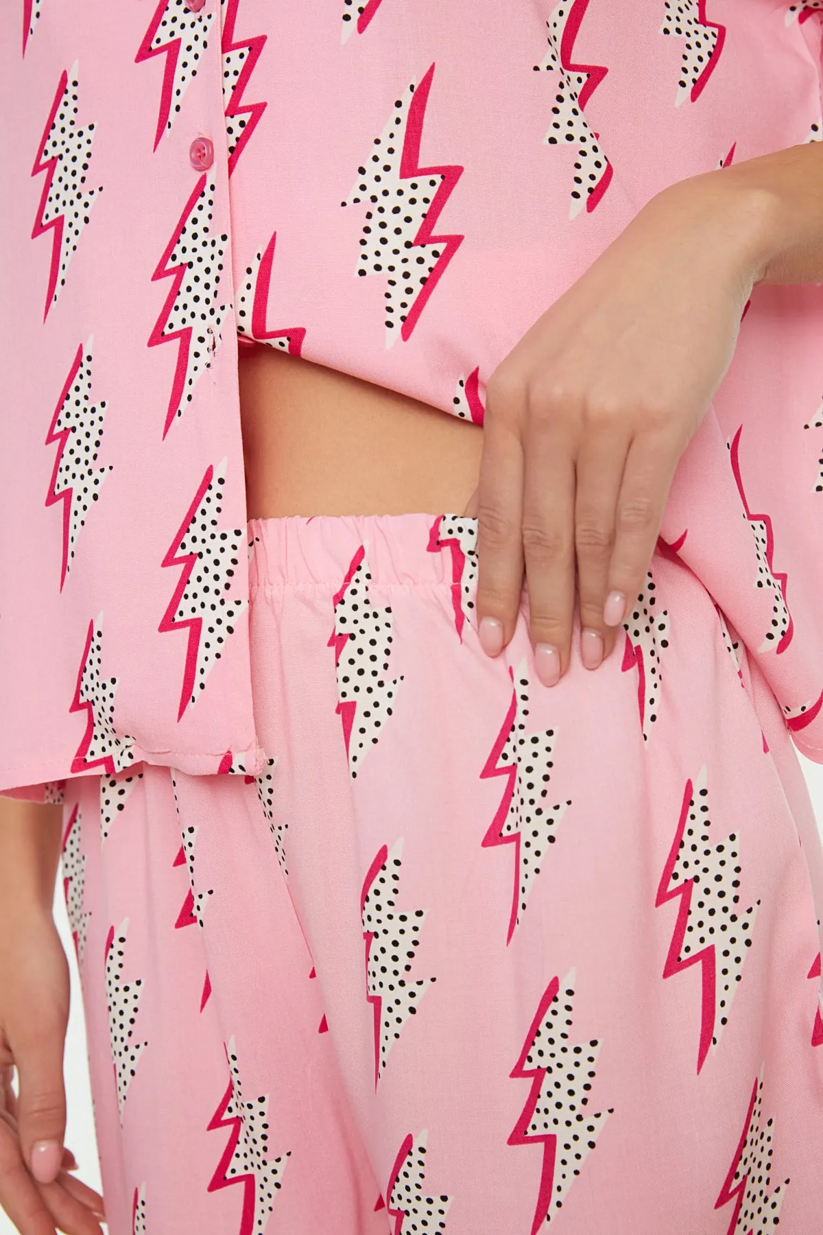 Trendyol Collection  Rosa gemustertes Pyjama-Set aus Viskose-Shirt und Shorts THMSS21PT0296