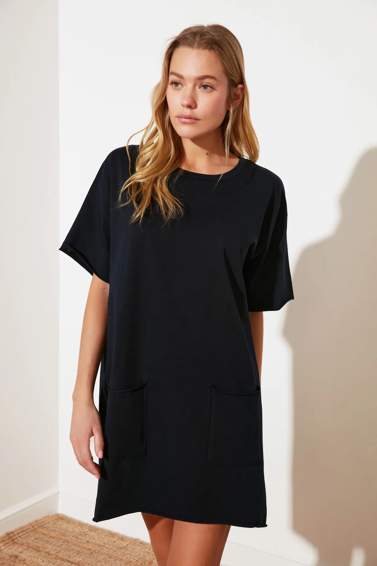 Trendyol Collection  Marineblaues Baumwoll-Hauskleid mit Taschendetail und weiter Passform TWOSS21EL3137