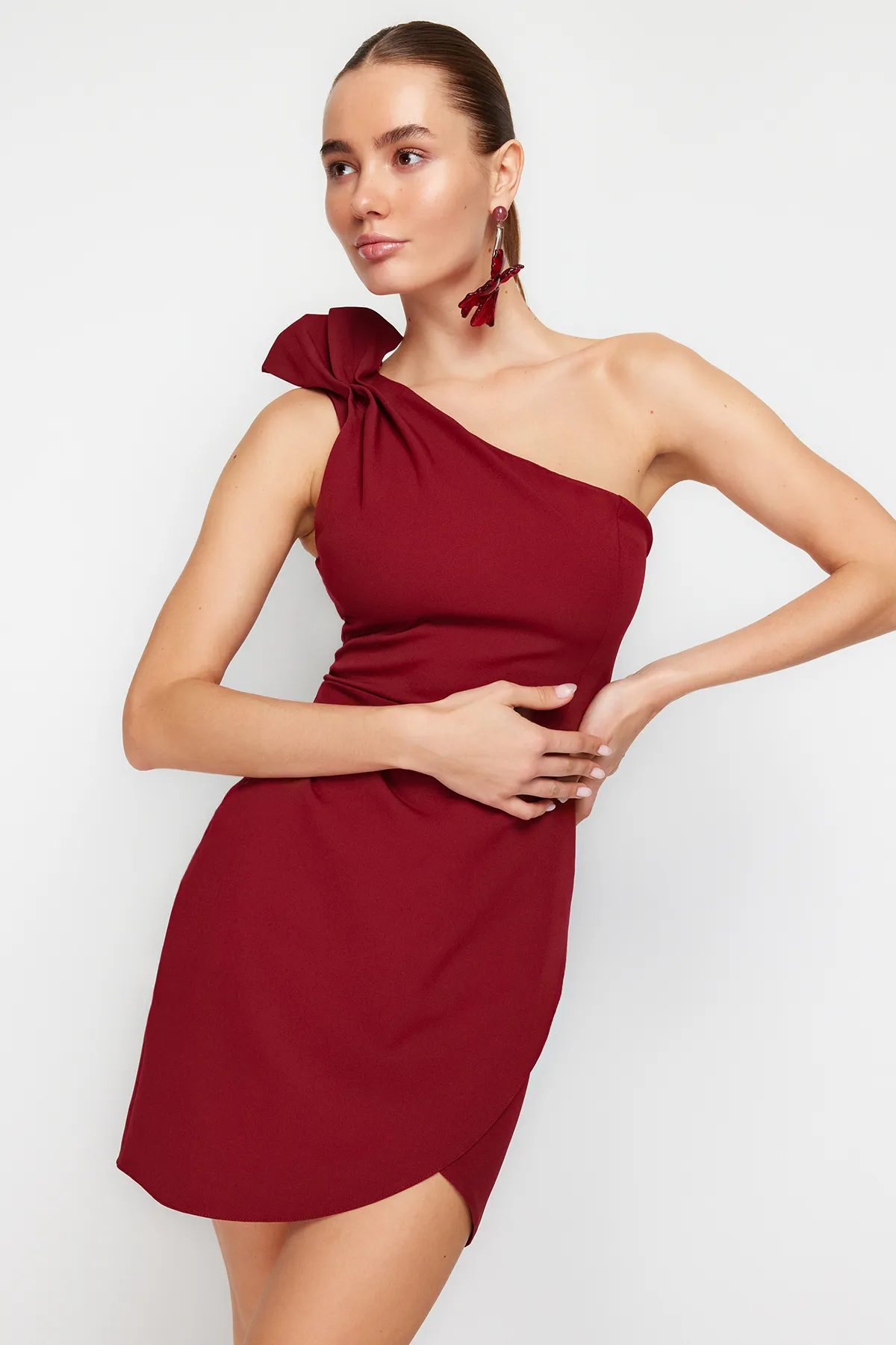 Trendyol Collection  Elegantes Abendkleid mit weinrotem Kragendetail TPRSS22EL1397