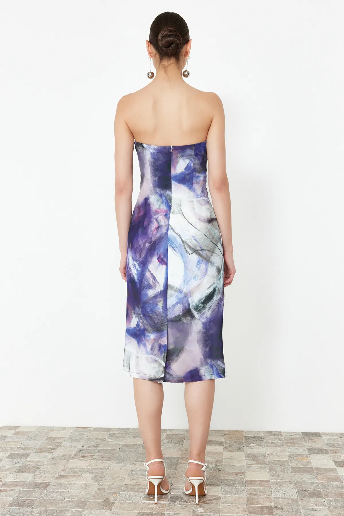 Trendyol Collection  Blaues, gerade geschnittenes Midikleid aus gewebtem Satin mit abstraktem Muster TWOSS24EL00933