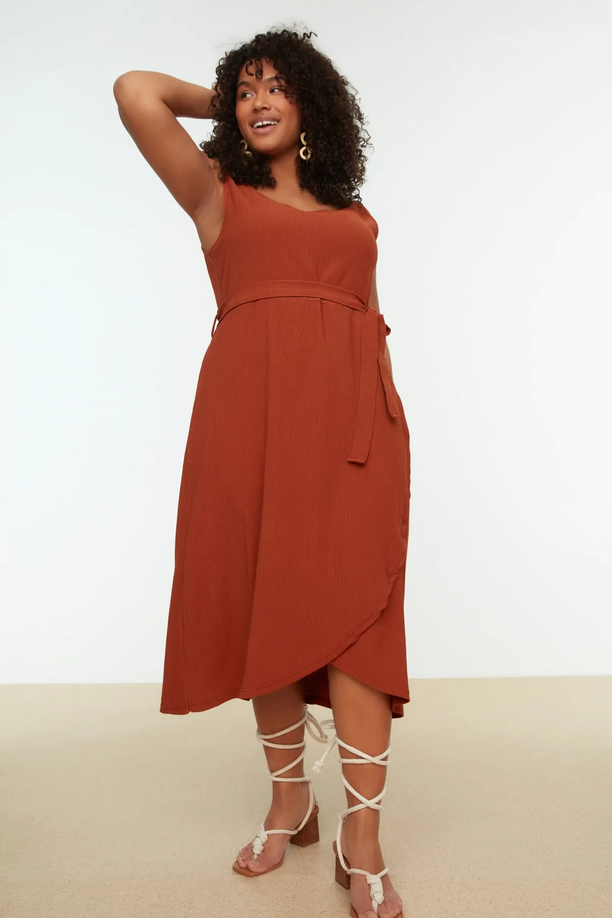 Trendyol Curve  Zweireihiges Strickkleid mit Fliesengürtel TBBSS22AH0144