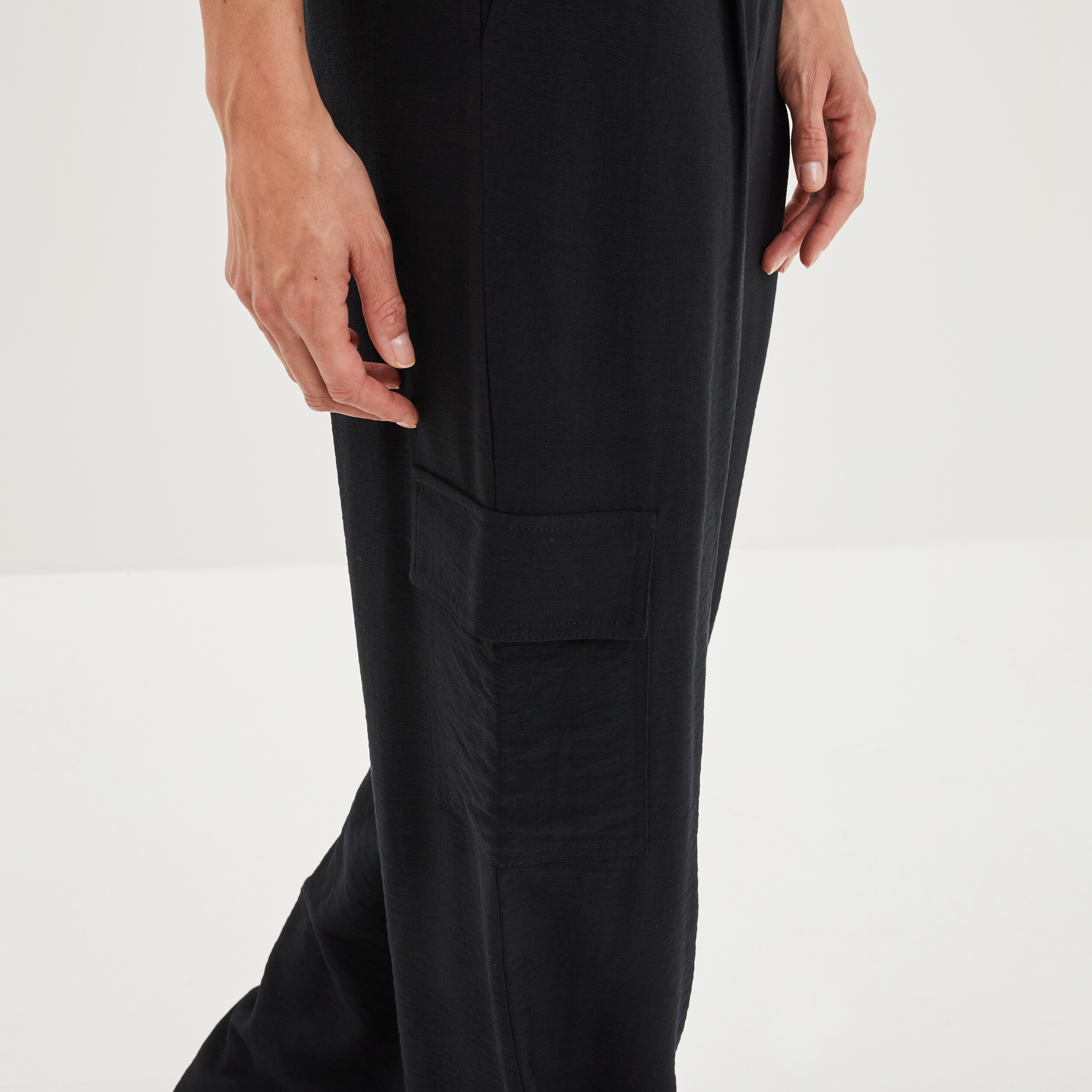 Pantalon cargo large fluide noir femme | La Halle