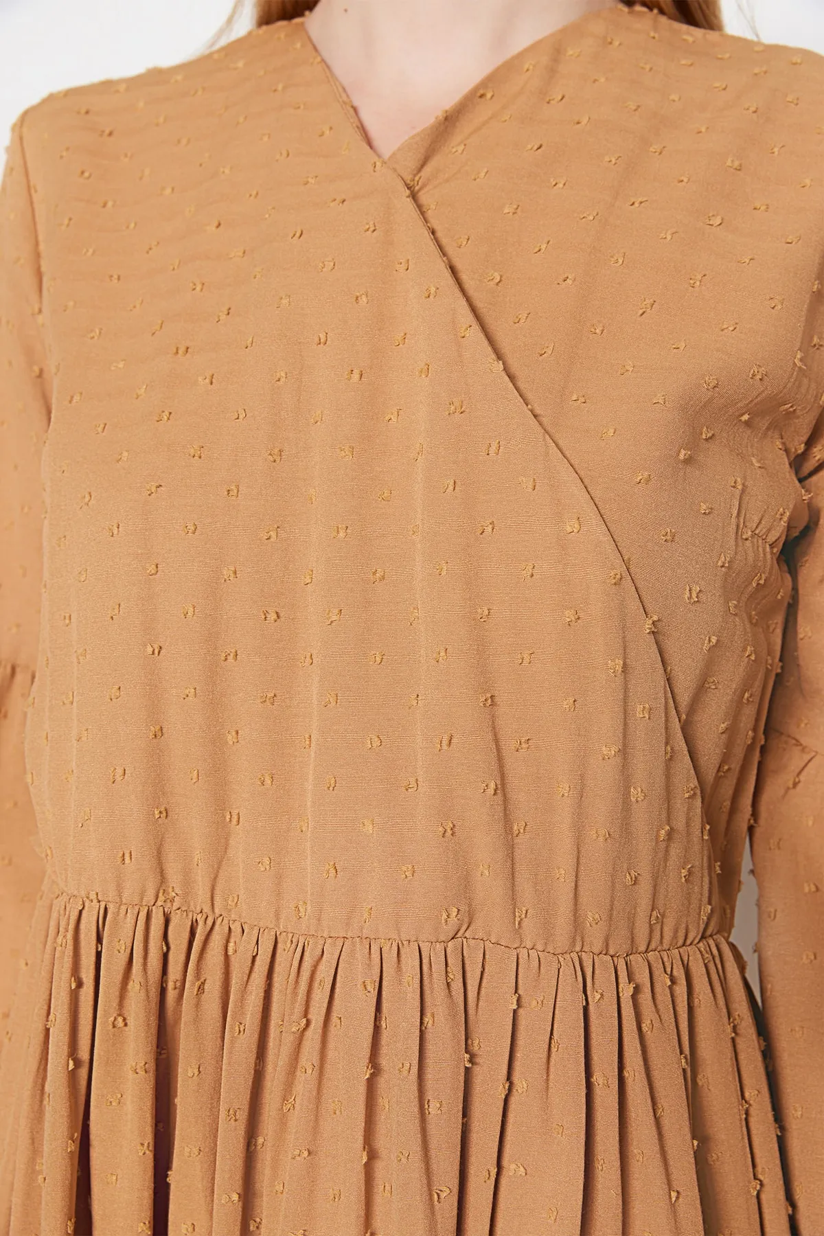 Trendyol Modest  Kamelfarbenes, gewebtes Kleid mit zweireihigem Kragen und Strukturstoff TCTSS23EB00296