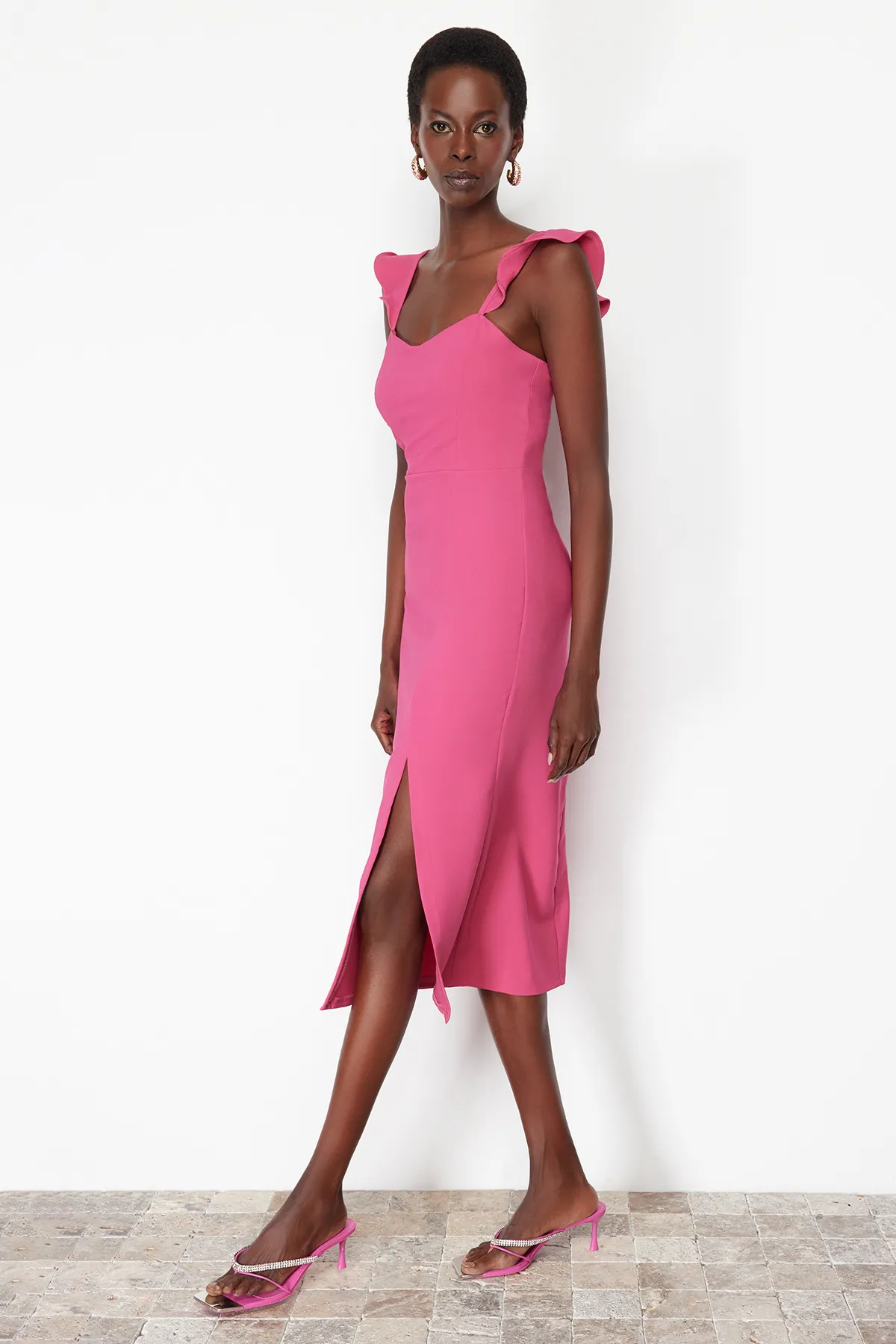 Trendyol Collection  Körperbetontes, gewebtes Kleid mit Volant in Fuchsia TPRSS24EL00134