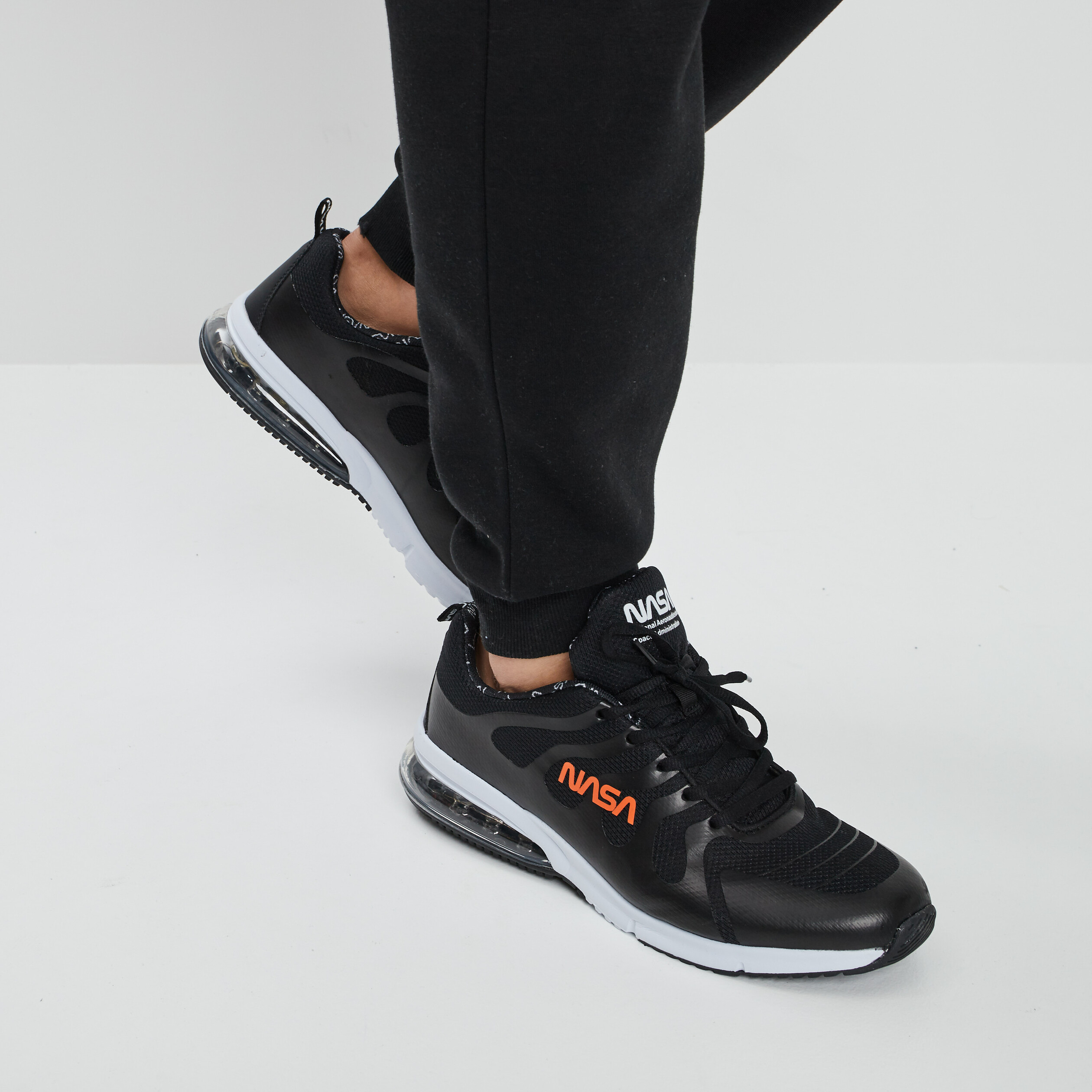 Baskets running à lacets NASA noir homme | La Halle