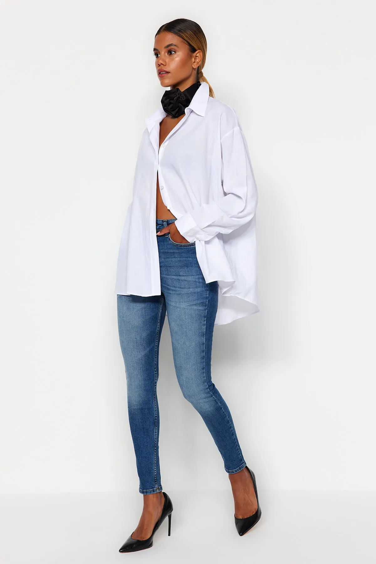 Trendyol Collection  Blaue Röhrenjeans mit normaler Taille TWOAW24JE00067