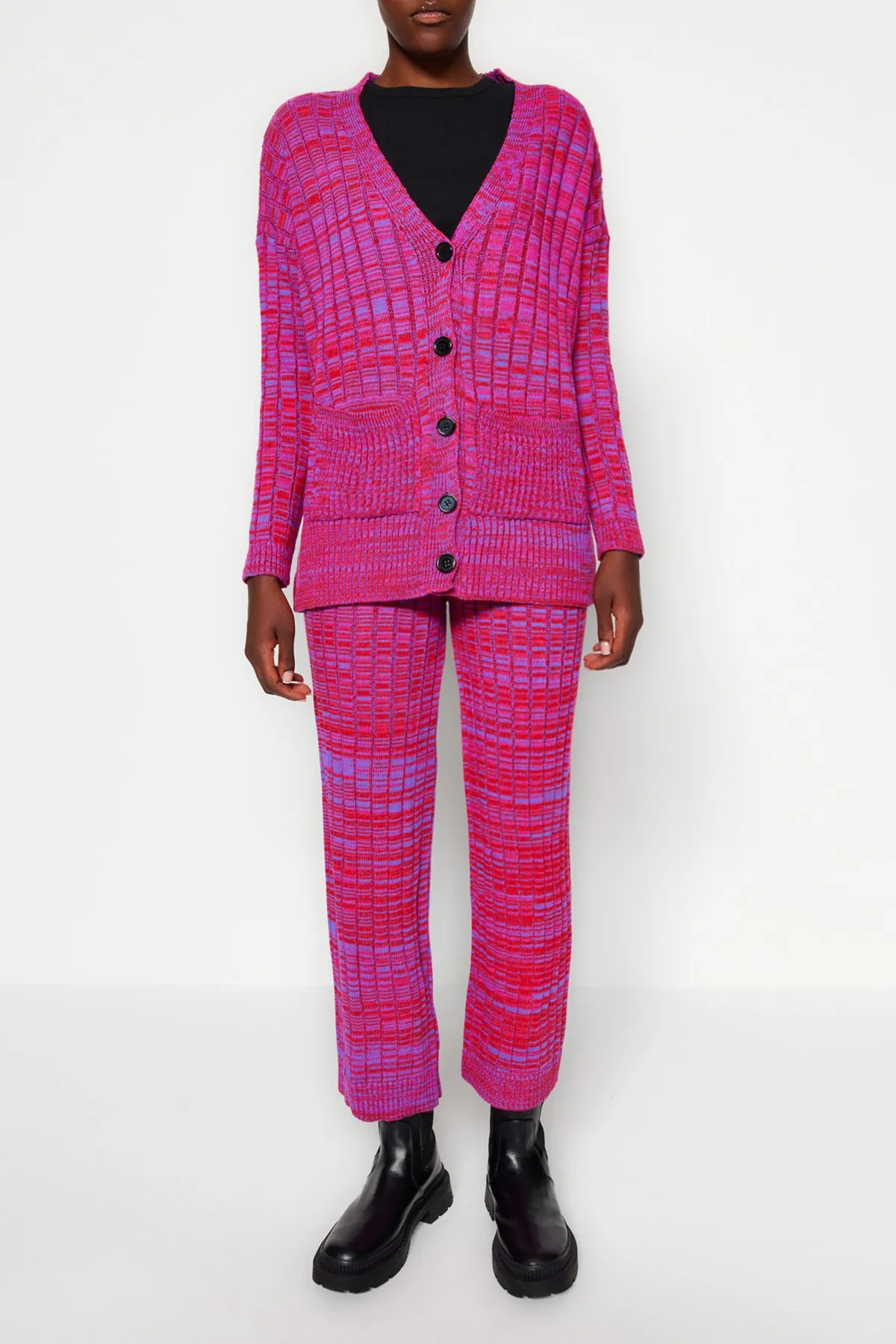 Trendyol Collection  Set aus Oberteil und Unterteil aus Strick mit Farbverlauf und lila Hose TWOAW24AU00054