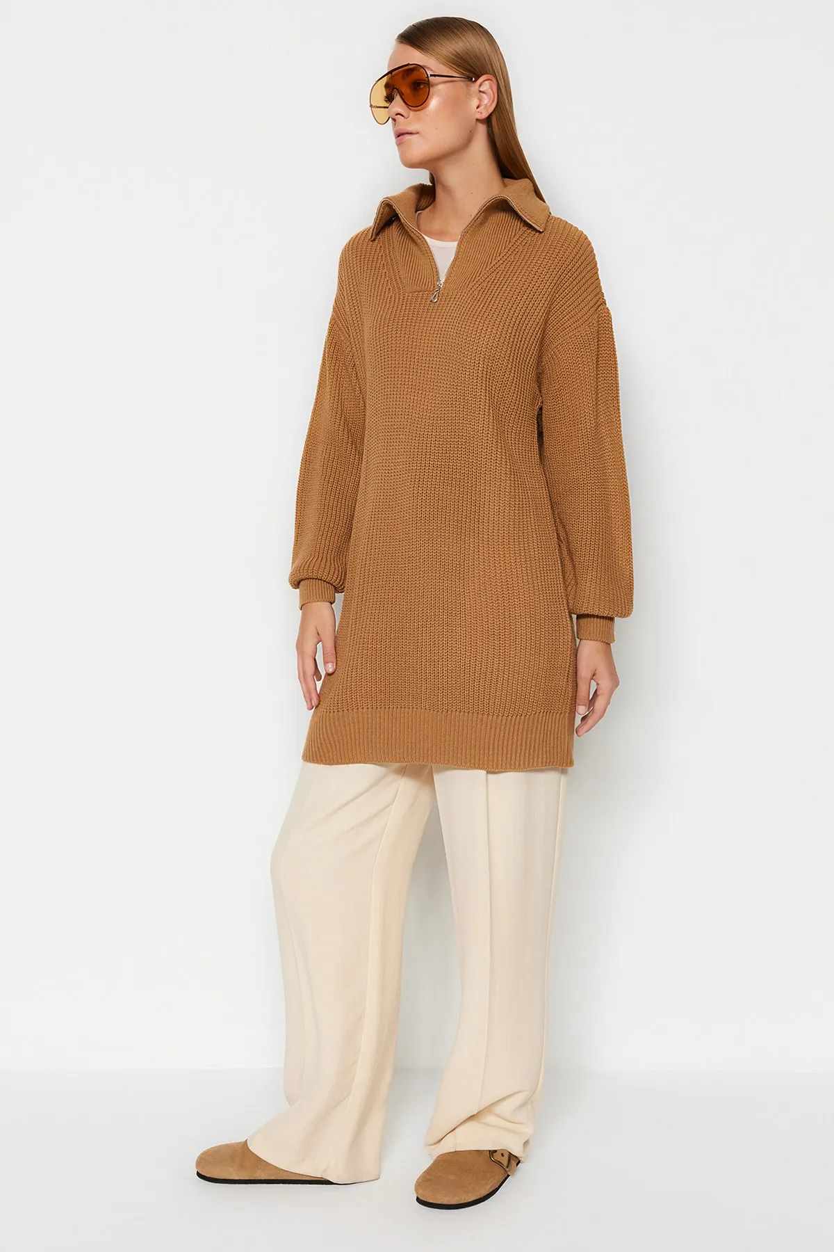Trendyol Modest  Kamelfarbener, detaillierter Strickpullover mit Reißverschluss TCTAW24AK00137