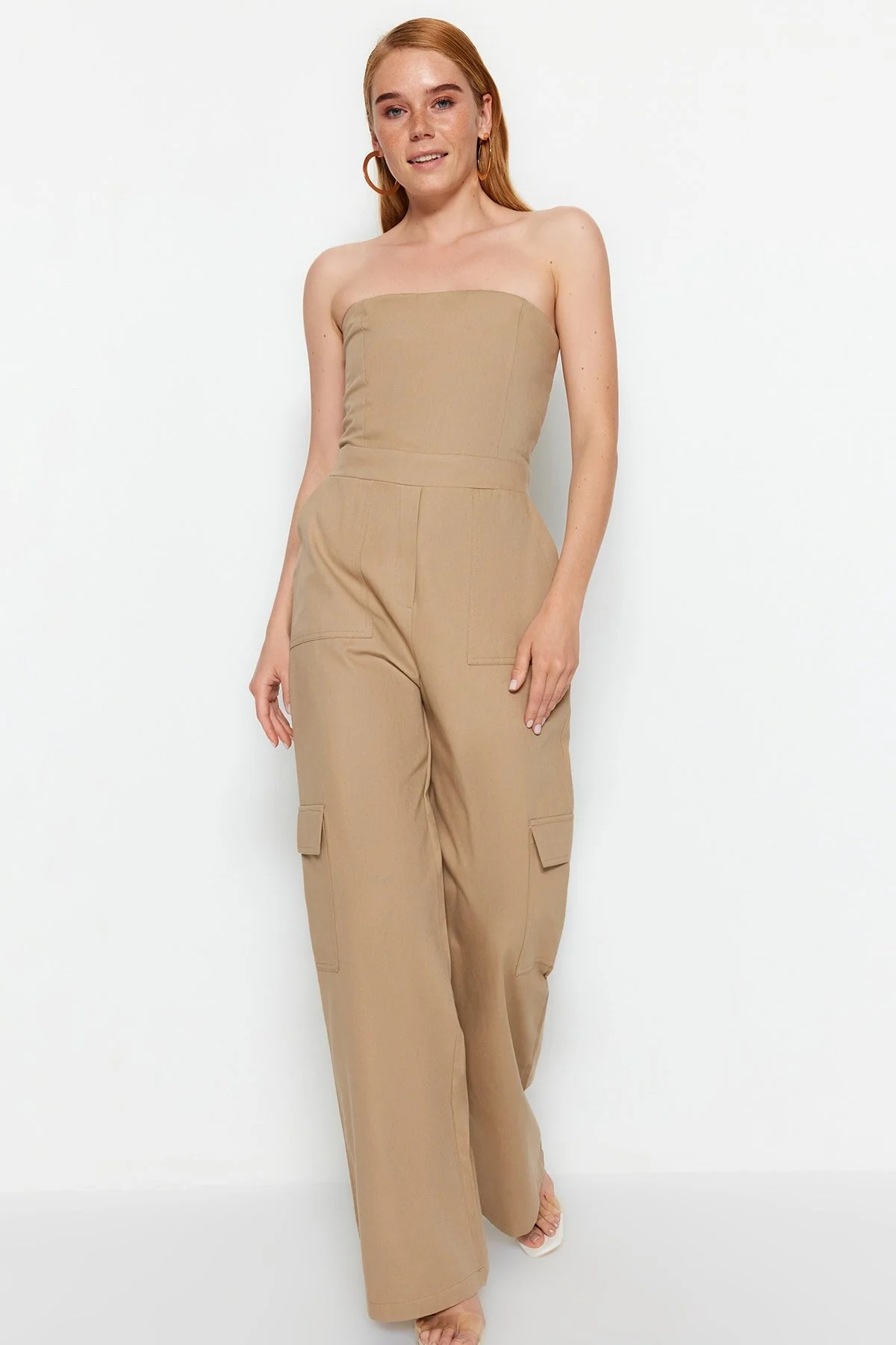 Trendyol Collection  Kamelfarbener, gewebter Jumpsuit mit trägerlosem Kragen und Cargotasche TWOSS23TU00192