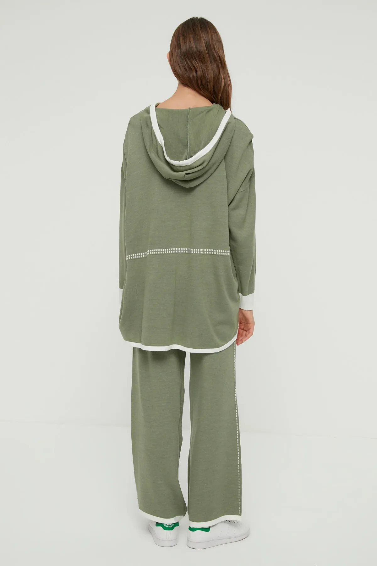Trendyol Modest  Mintgrünes Strickset aus Sweatshirt und Hose mit Kapuze und Kontrastnähten TCTAW22US0125