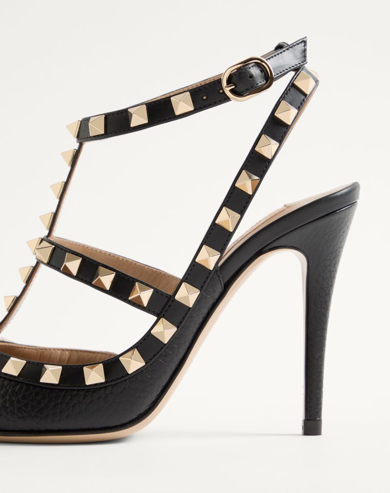 Sapatos Rockstud em couro de bezerro granulado com tiras de 100 mm.