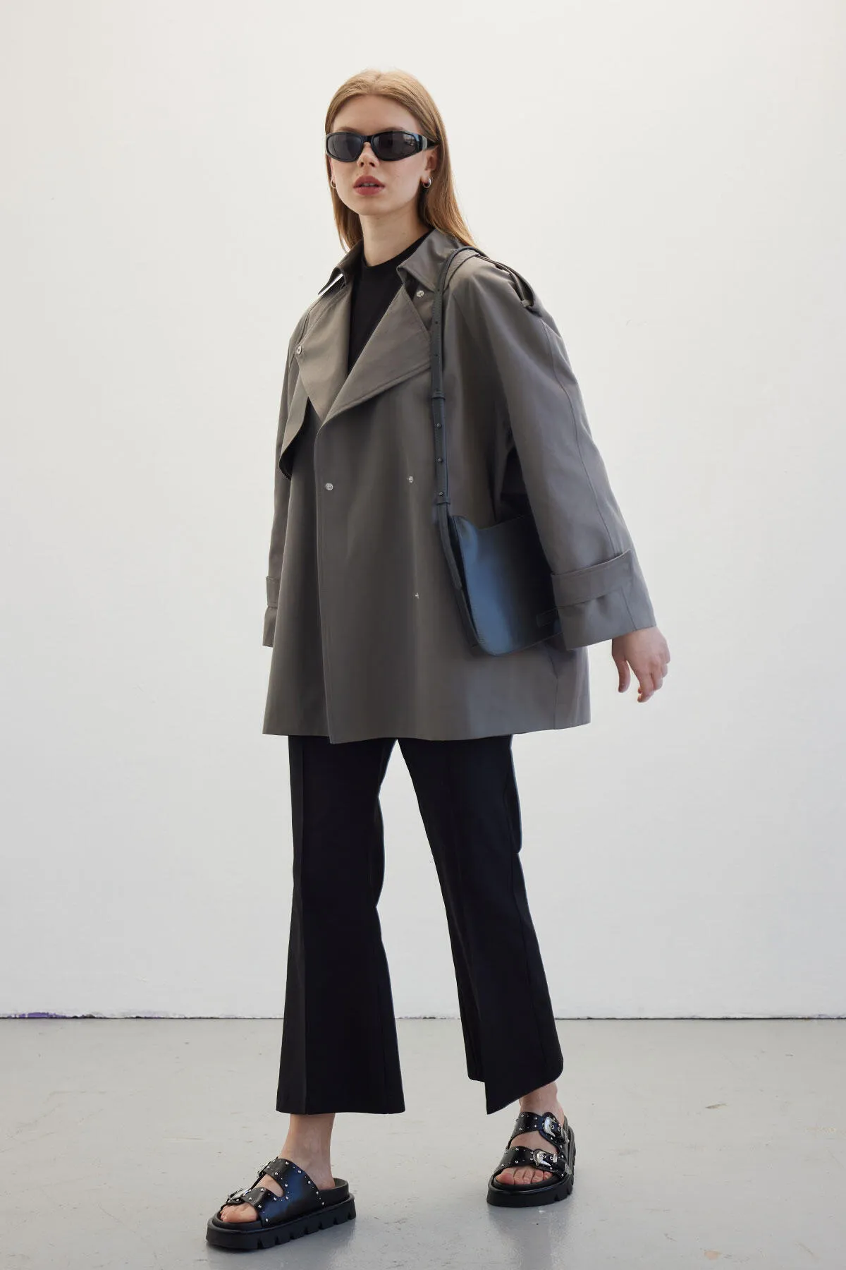 Manuka  Übergroßer kurzer Trenchcoat in Grau