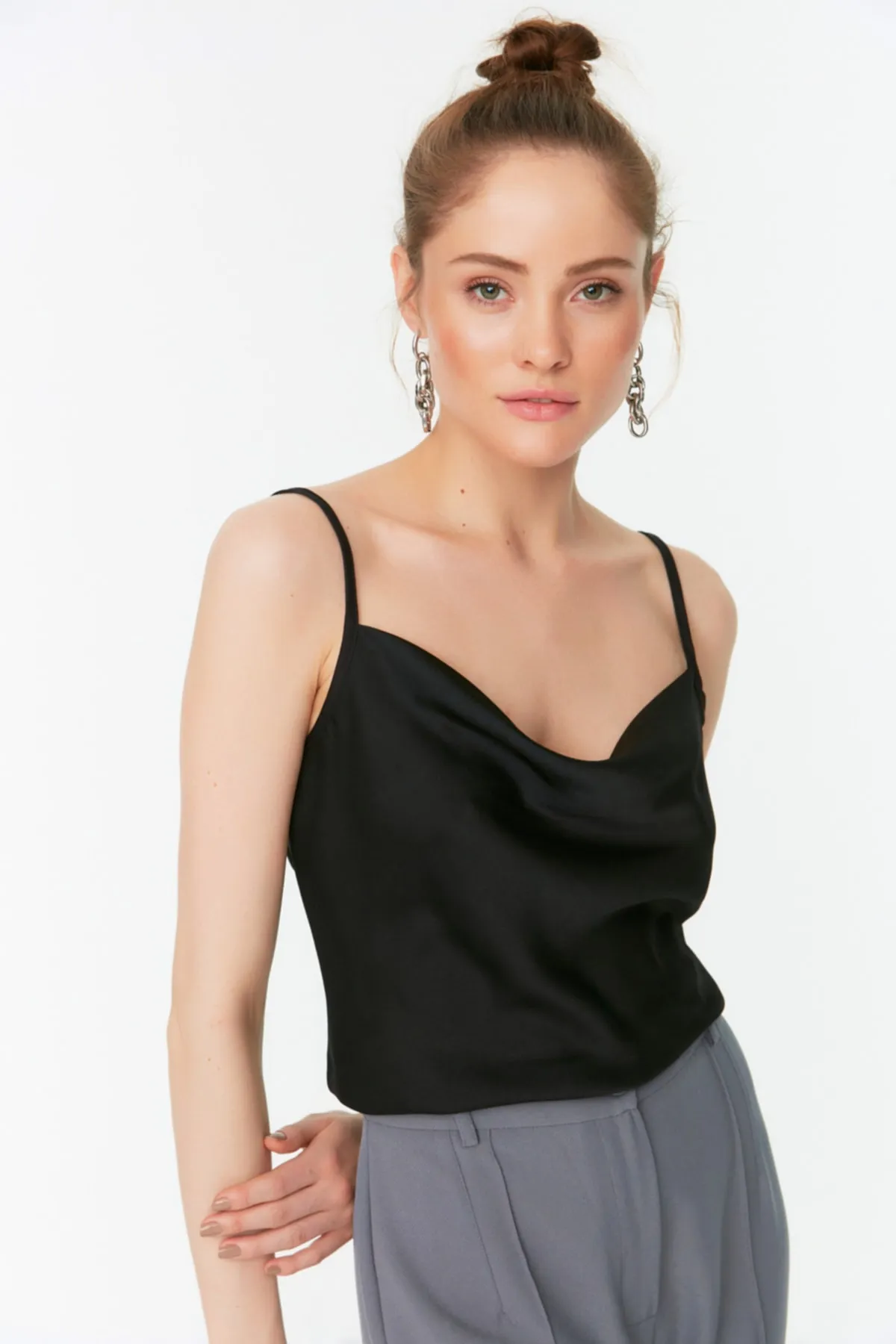 Trendyol Collection  Schwarze Bluse aus gewebtem Satin mit trägerlosem Kragen TWOSS19BB0161
