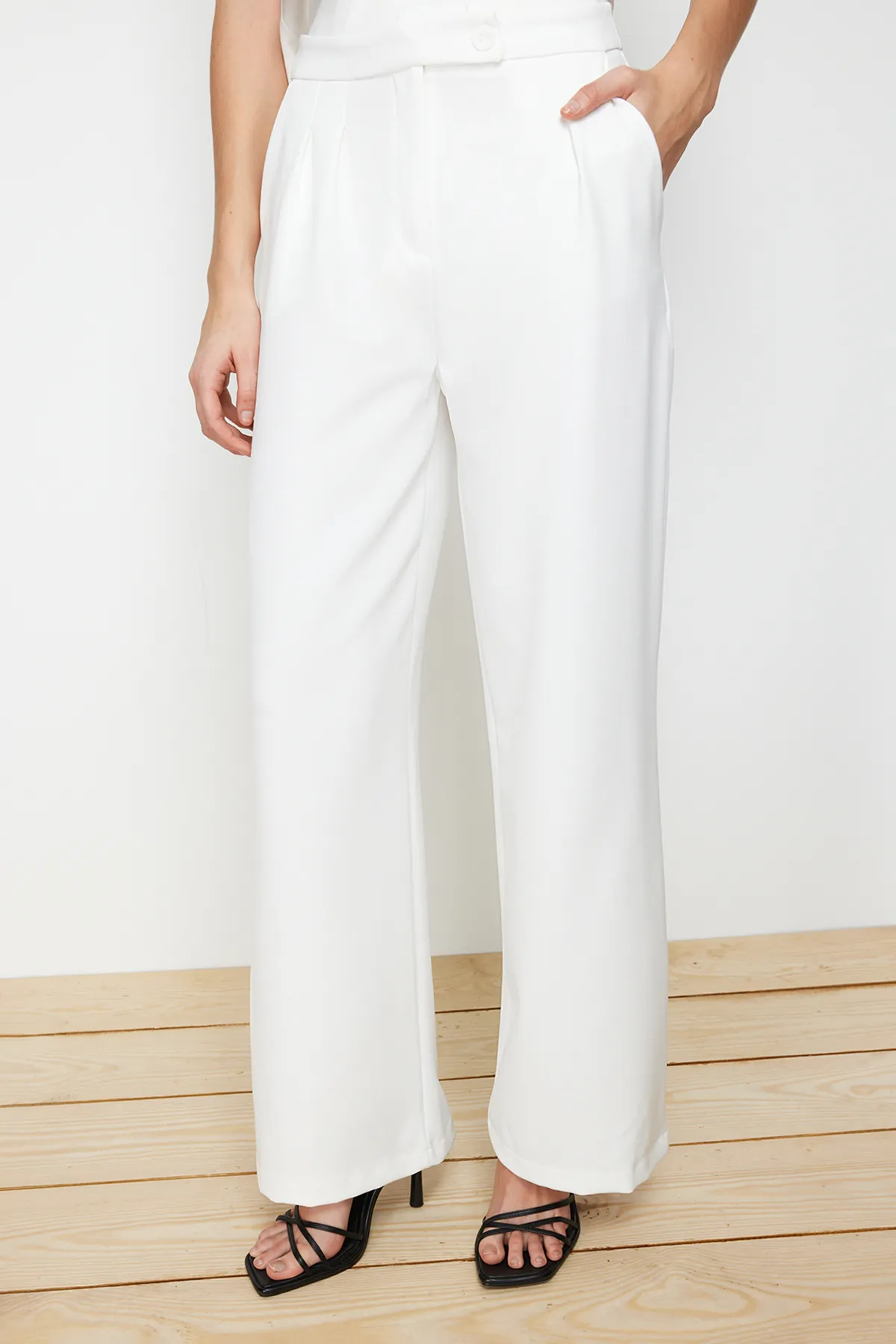 Trendyol Collection  Ecru-weites Bein/weites Bein, gewebte Hose mit hoher Taille TWOAW22PL0066