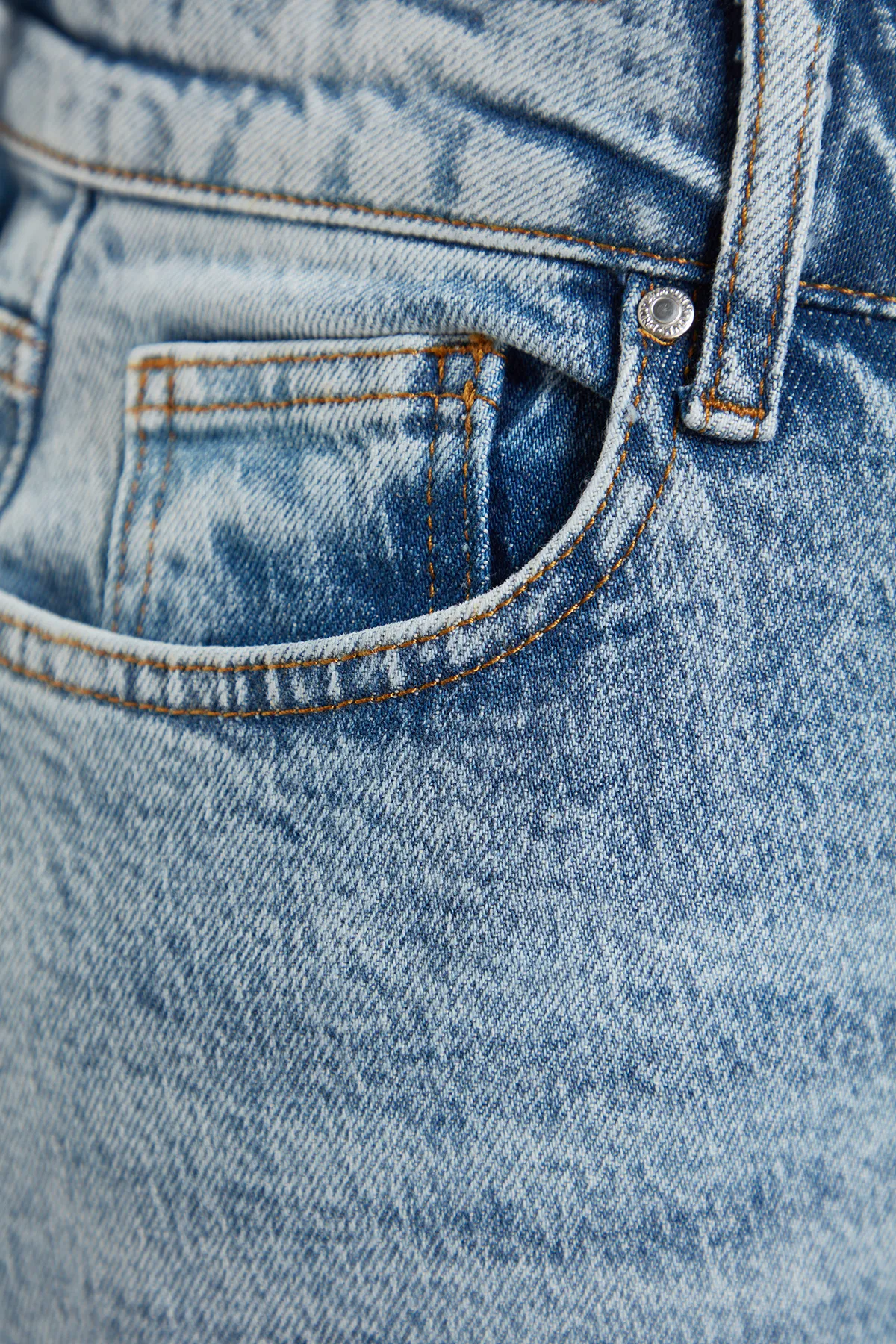 Trendyol Curve  Blaue Mom-Fit-Jeans mit hoher Taille TBBAW24CJ00050