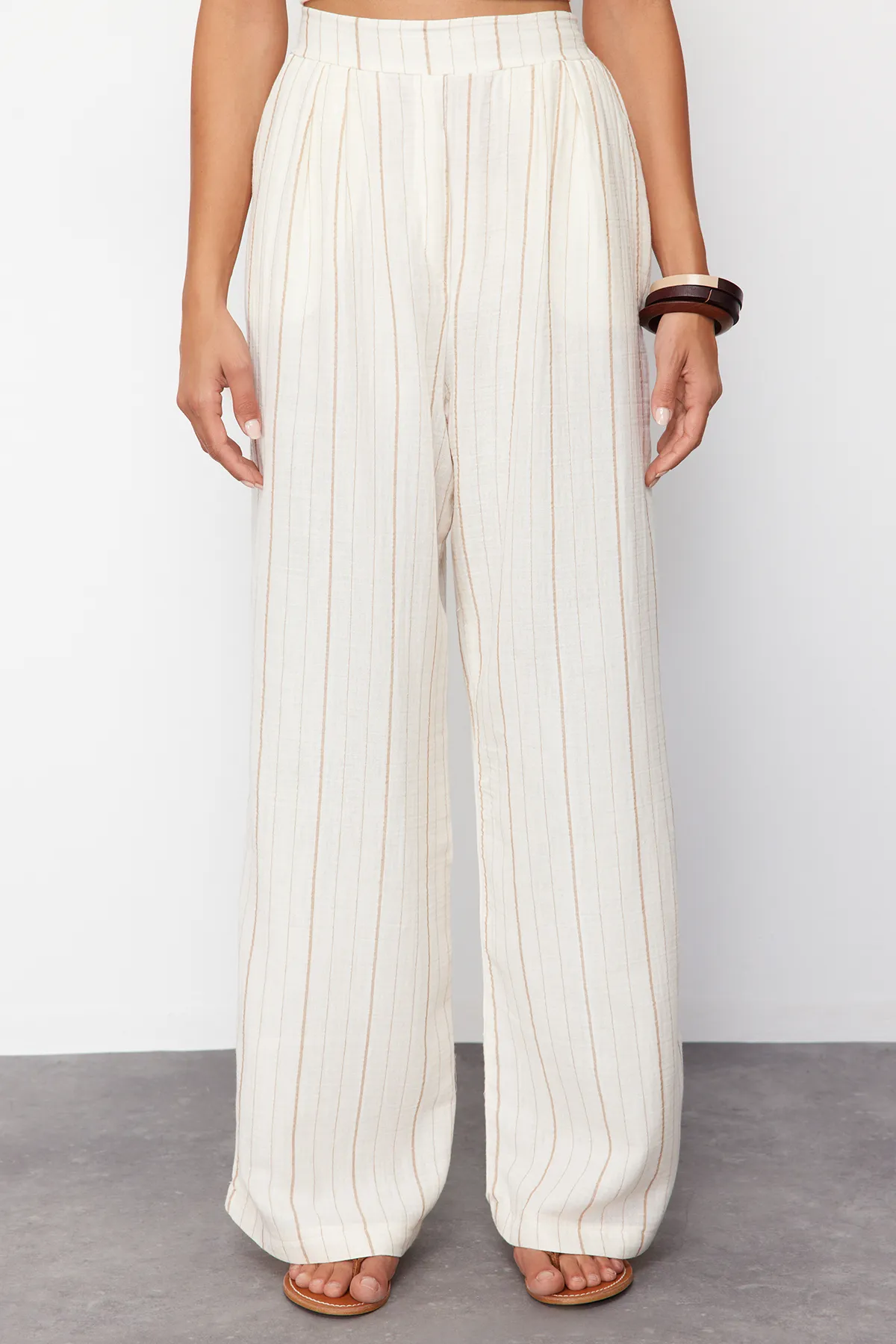 Trendyol Collection  Ecru gestreifte Hose mit weitem Bein/Webhose mit weitem Bein TWOSS24PL00145