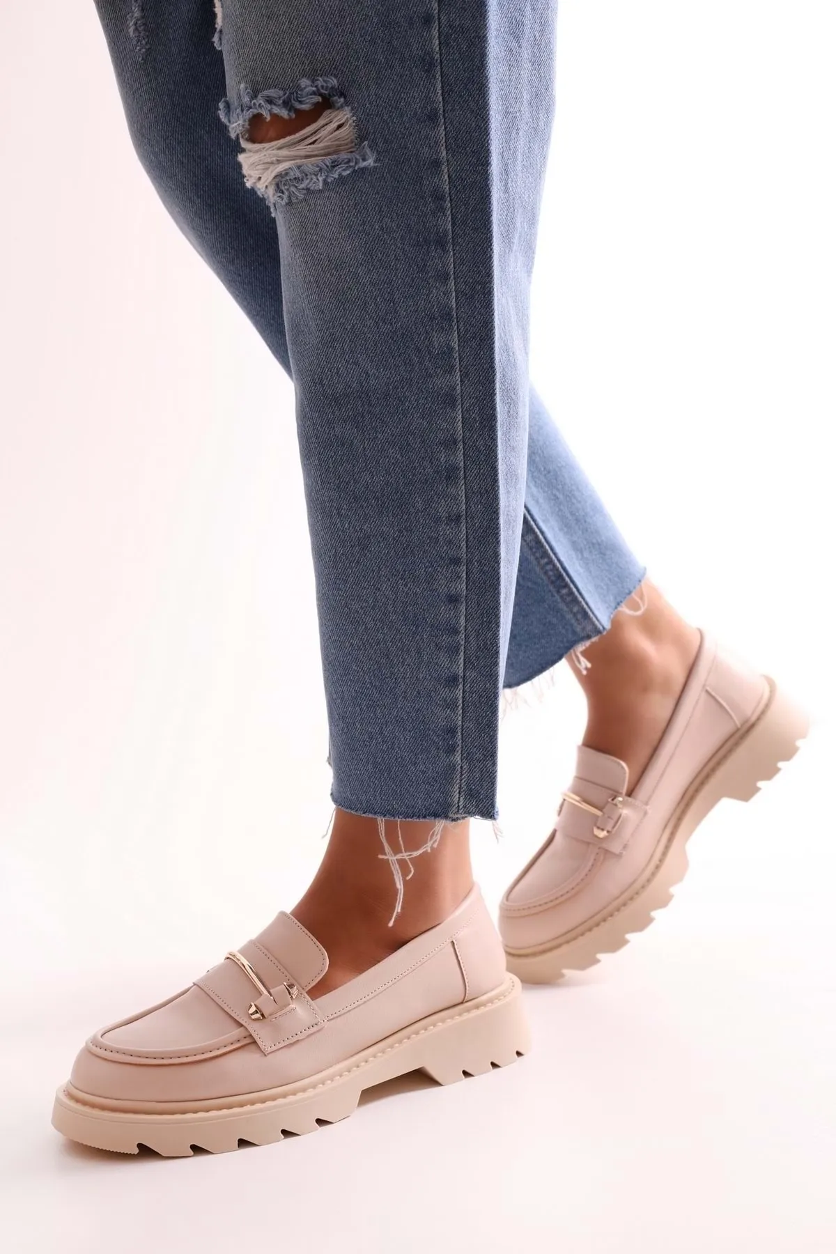Shoeberry  Damen Martha Beige Skin Loafer mit dicker Sohle und Schnalle Beige Skin