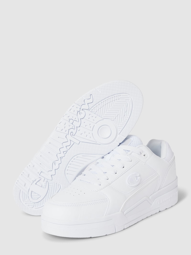 Sneaker mit Label-Detail in weiß