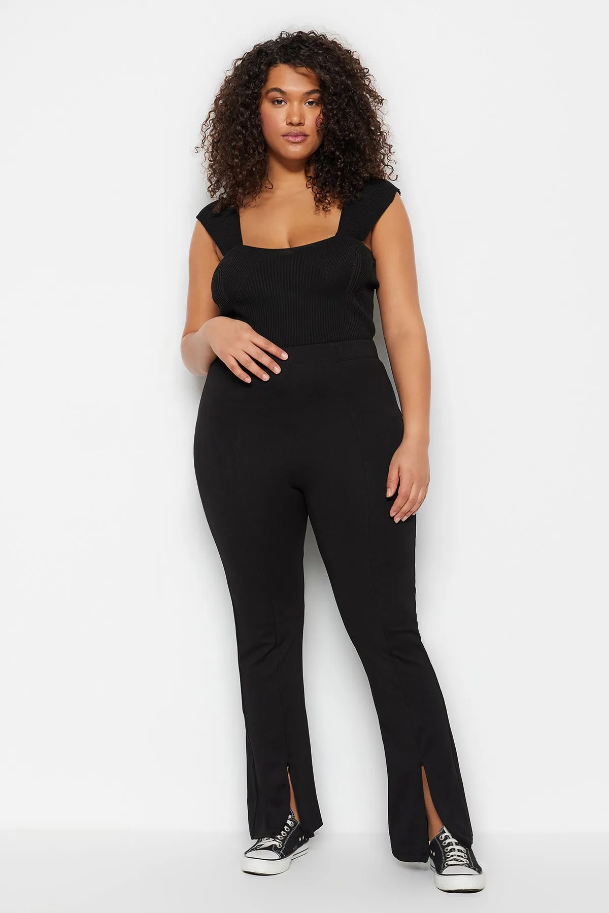 Trendyol Curve  Schwarze, schmal geschnittene Strickhose mit hohem Bund und Reißverschluss TBBSS23AR00011