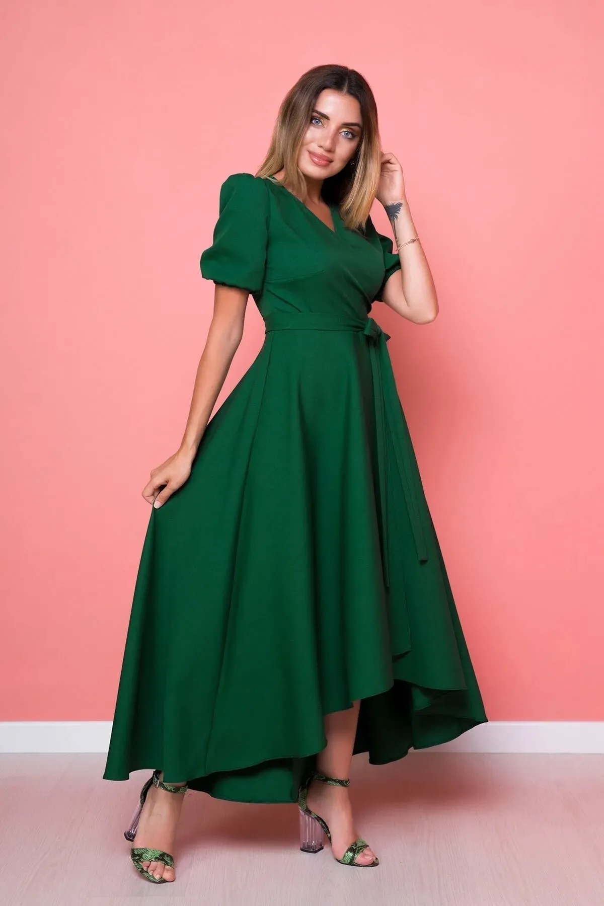 lovebox  Damen-Kleid aus flexiblem Atlas-Stoff mit Gürtel, asymmetrischem Schnitt, Midi-Länge, zweireihiger Kragen, grün, ausgestelltes Kleid 410