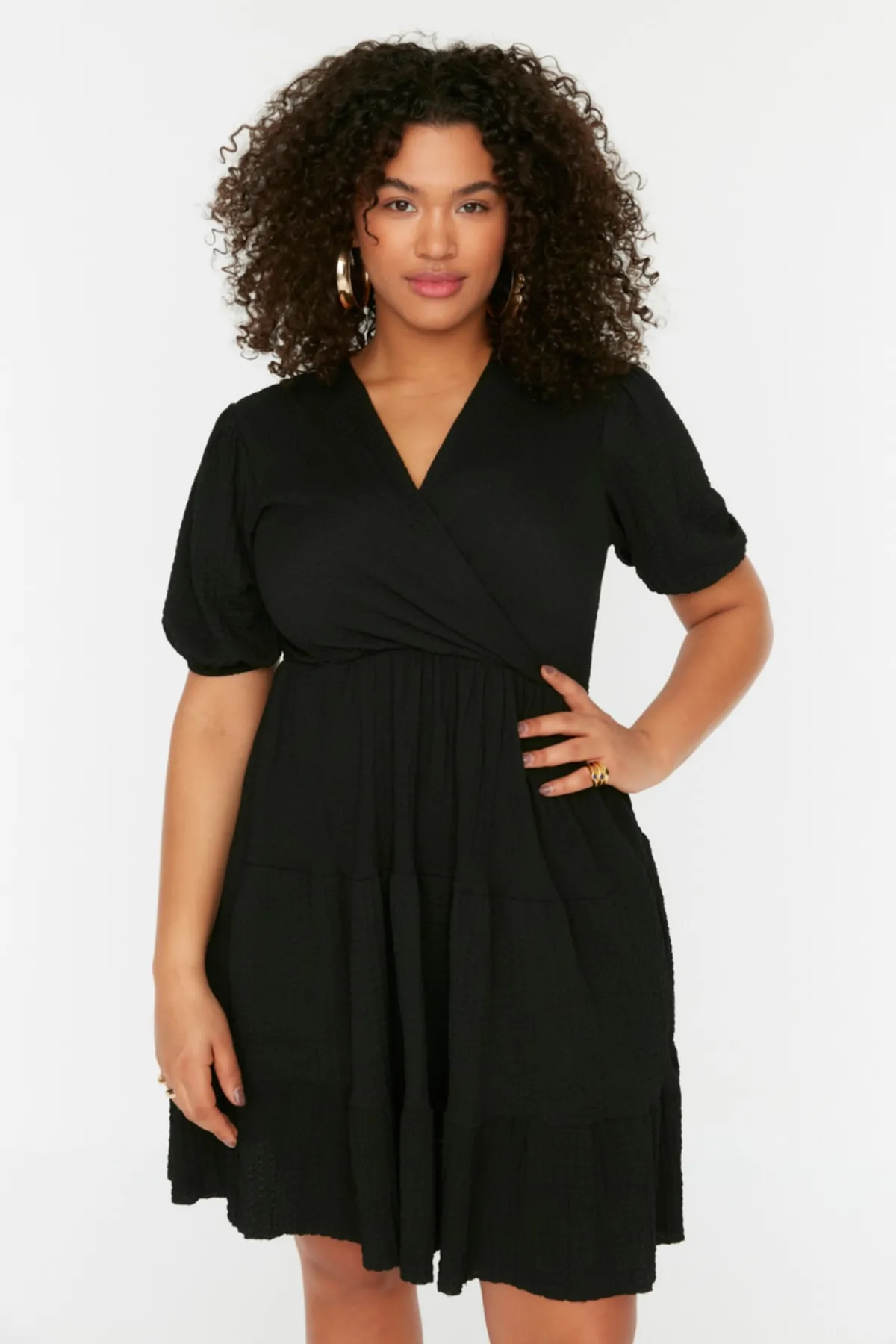 Trendyol Curve  Schwarzes Skater-Strickkleid mit V-Ausschnitt und zweireihigem Verschluss TBBSS22EL2987