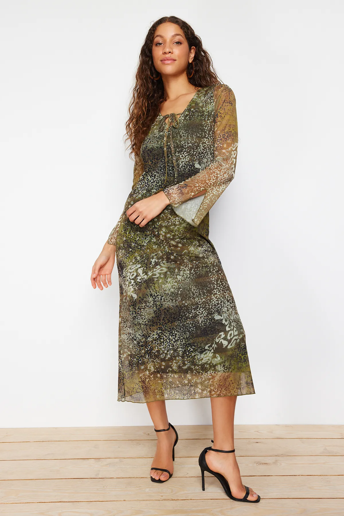 Trendyol Collection  Khakifarbenes, mit Tüll gefüttertes Skater-/Taillen-Midi-Strickkleid mit V-Ausschnitt TWOAW24EL00147