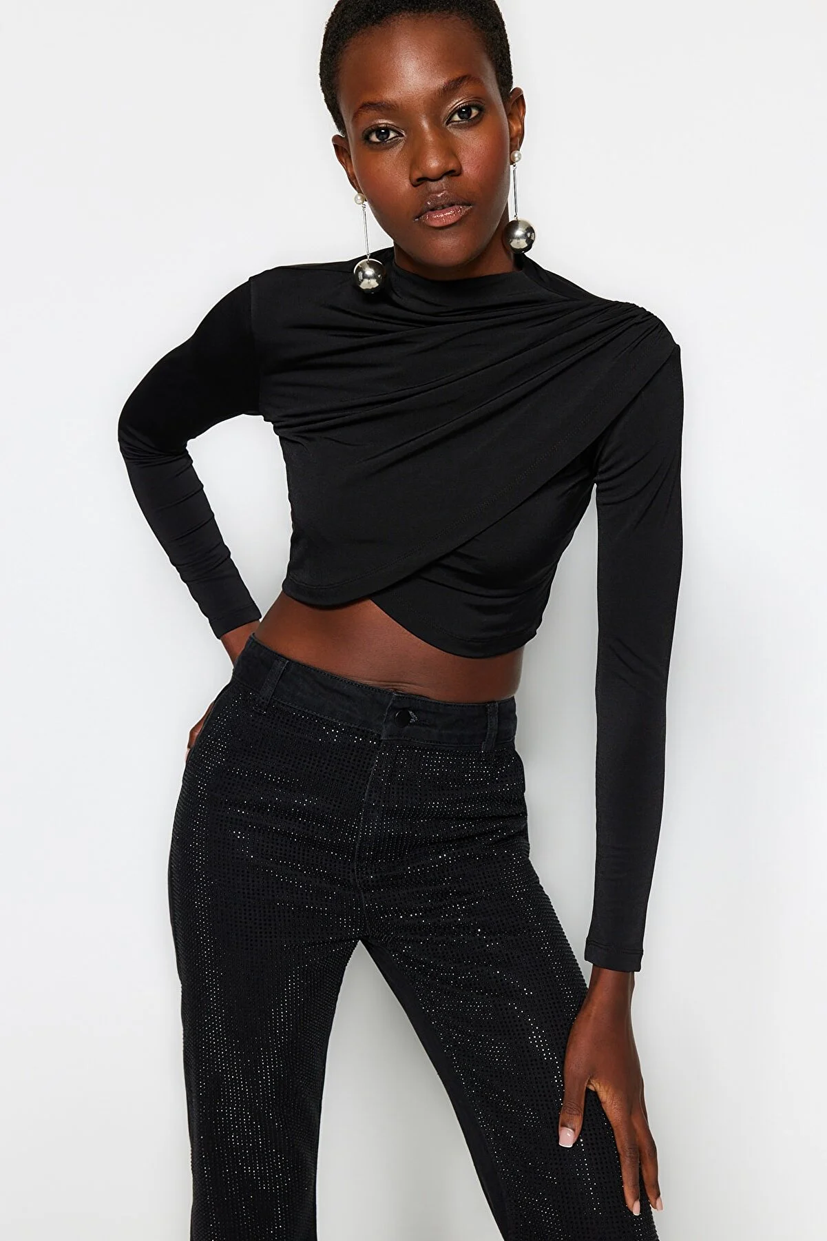 Trendyol Collection  Schwarze drapierte Crop-Bluse mit hohem Kragen TWOAW24BZ00164