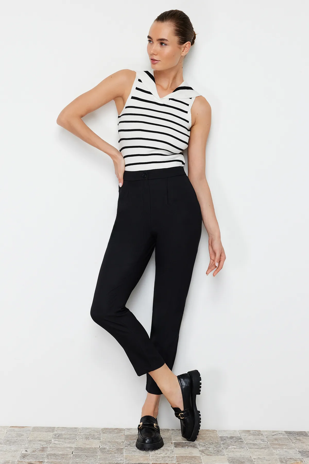 Trendyol Collection  Schwarze karottengewebte Hose TWOSS24PL00085