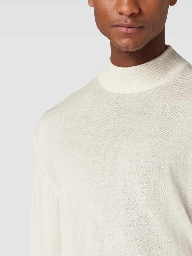Strickpullover mit Label-Applikation in offwhite