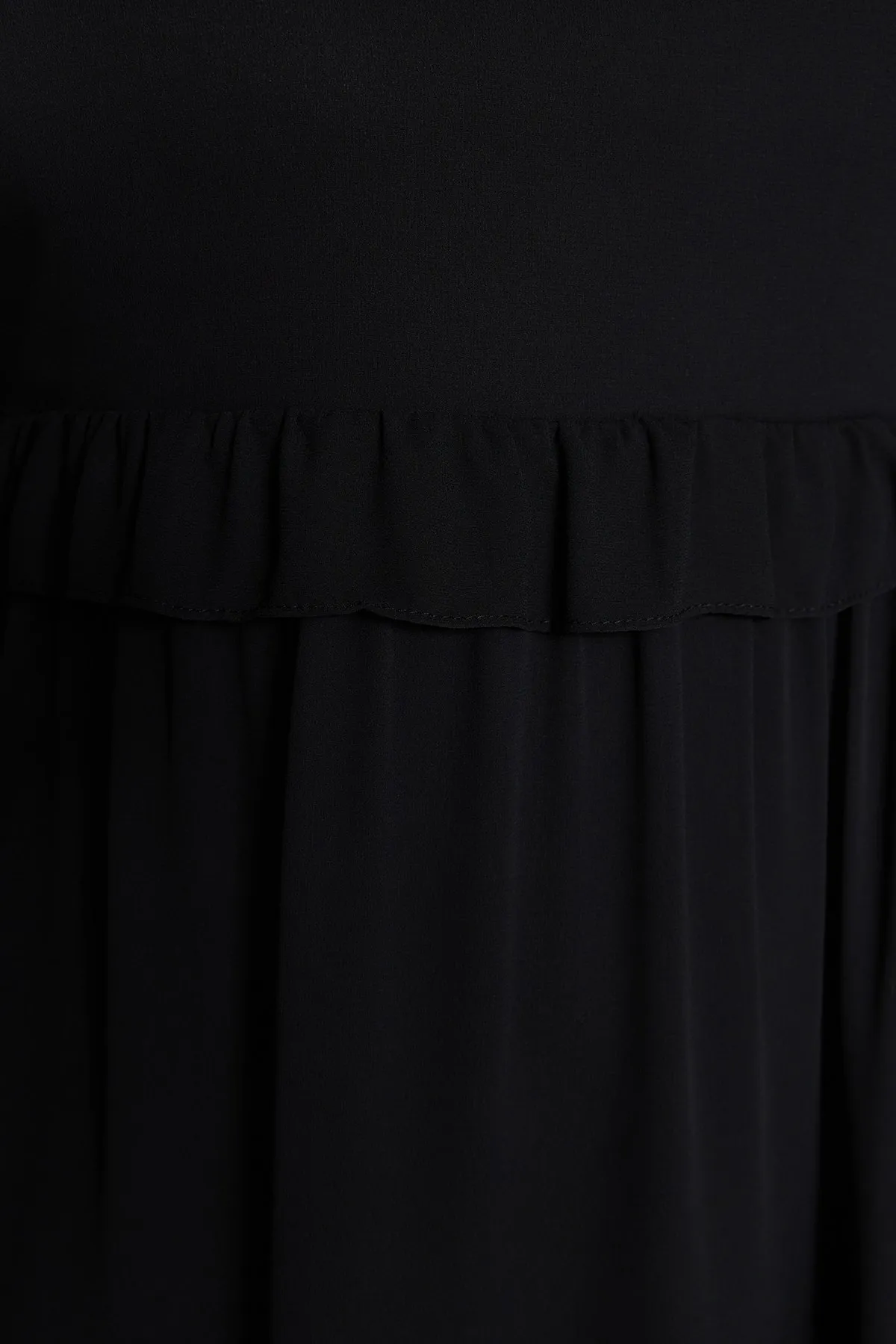 Trendyol Curve  Schwarzes, detailliertes Webkleid aus Tüll TBSSS23AH00056