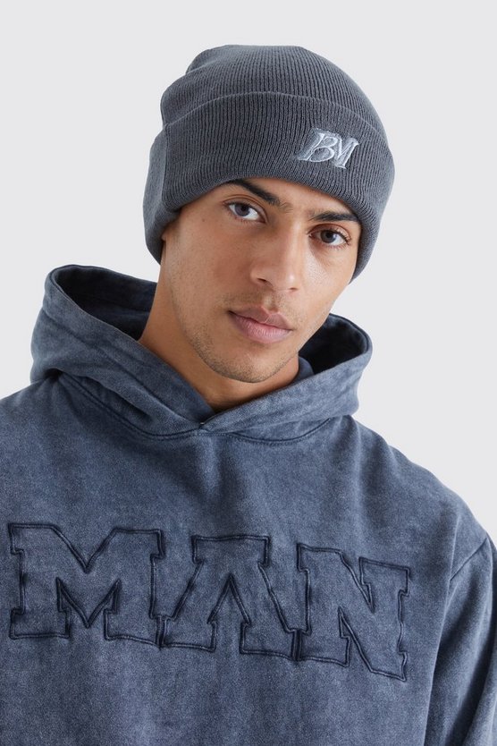 Beanie mit Bm-Stickerei
