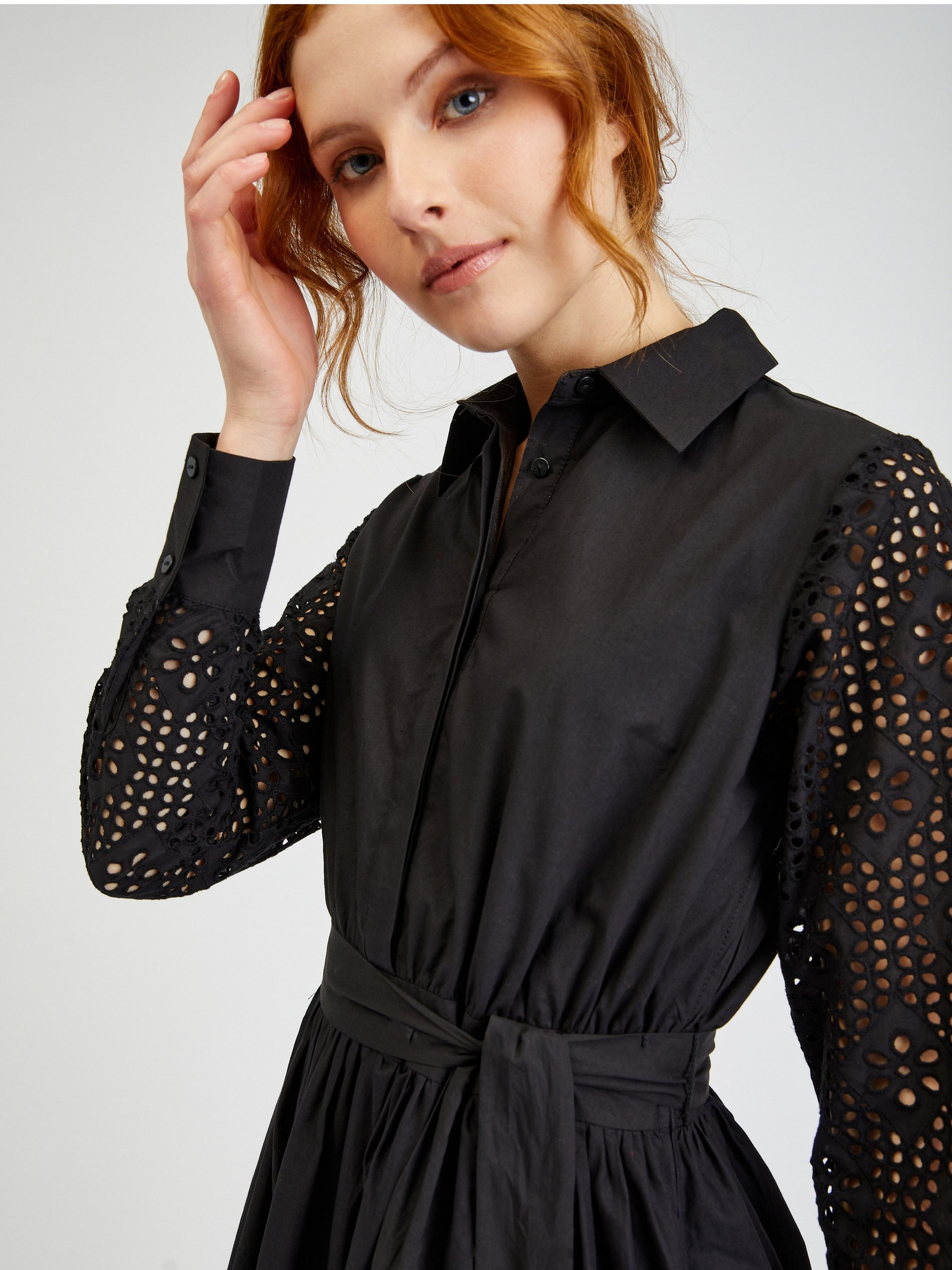 Schwarzes gelochtes Damenhemdkleid mit Krawatte ORSAY
