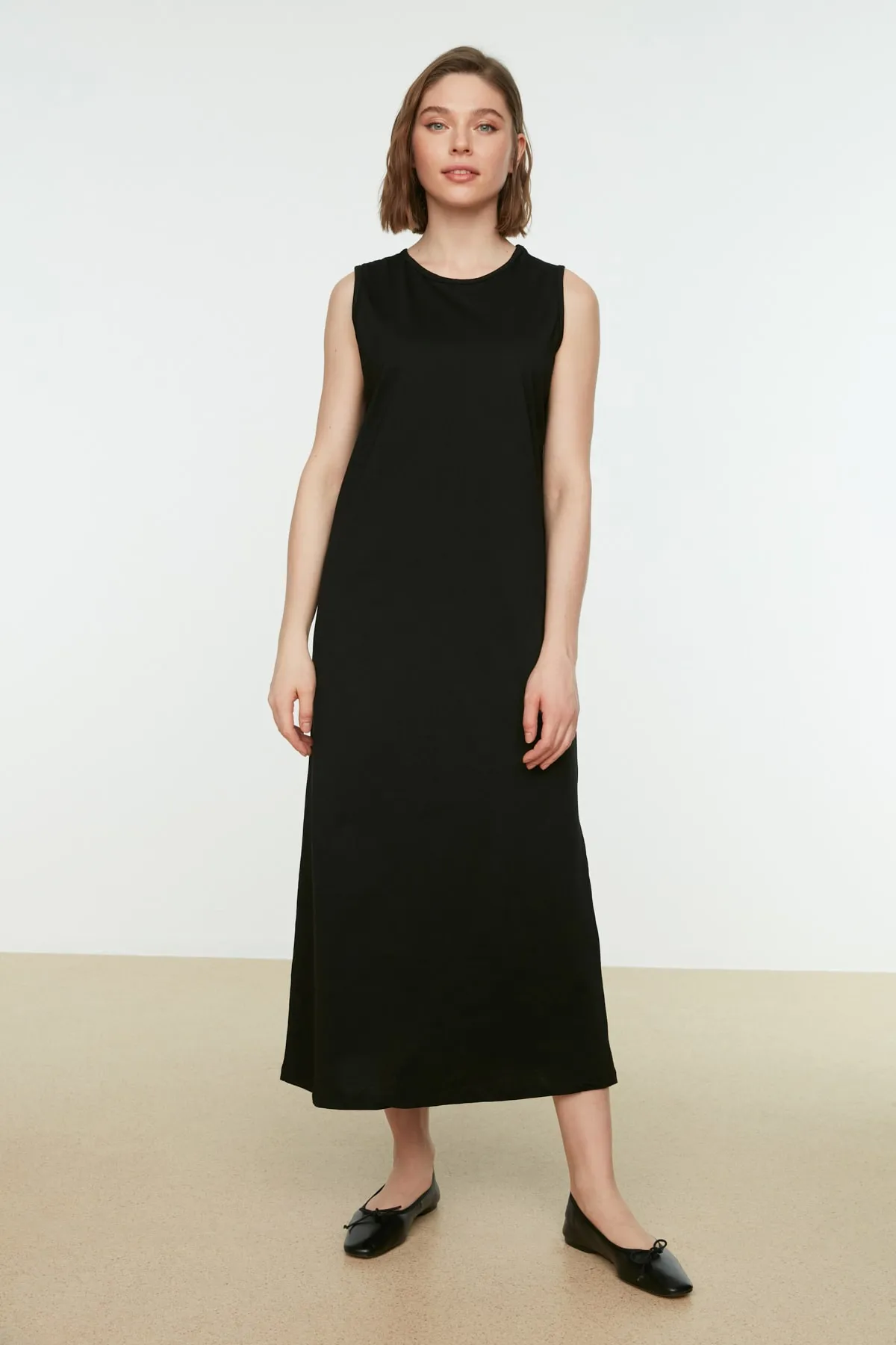Trendyol Modest  Schwarzes ärmelloses Kleid mit Futter und Unterwäsche TCTSS21UK0034