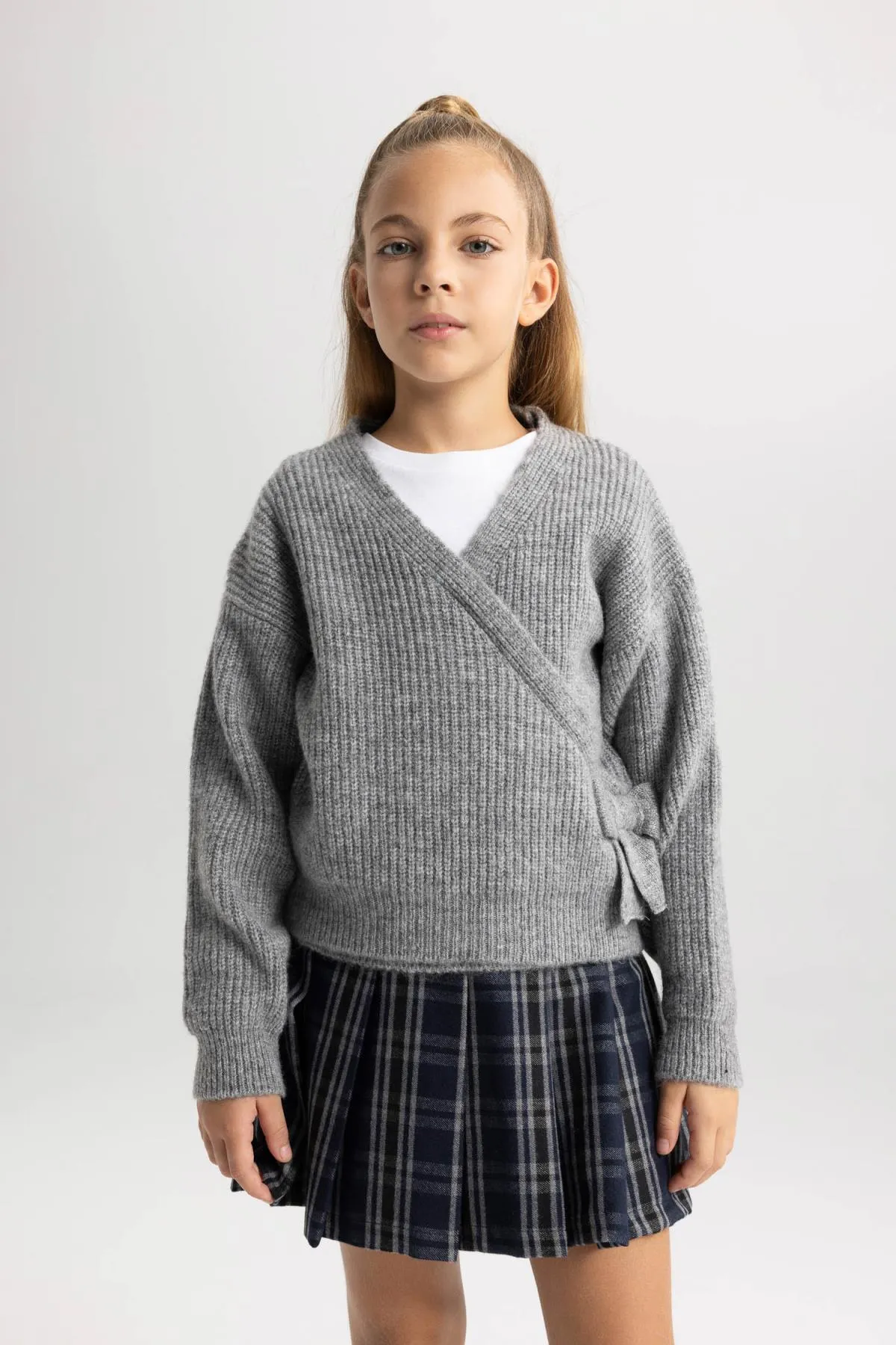 DeFacto  Mädchenpullover mit normaler Passform und V-Ausschnitt