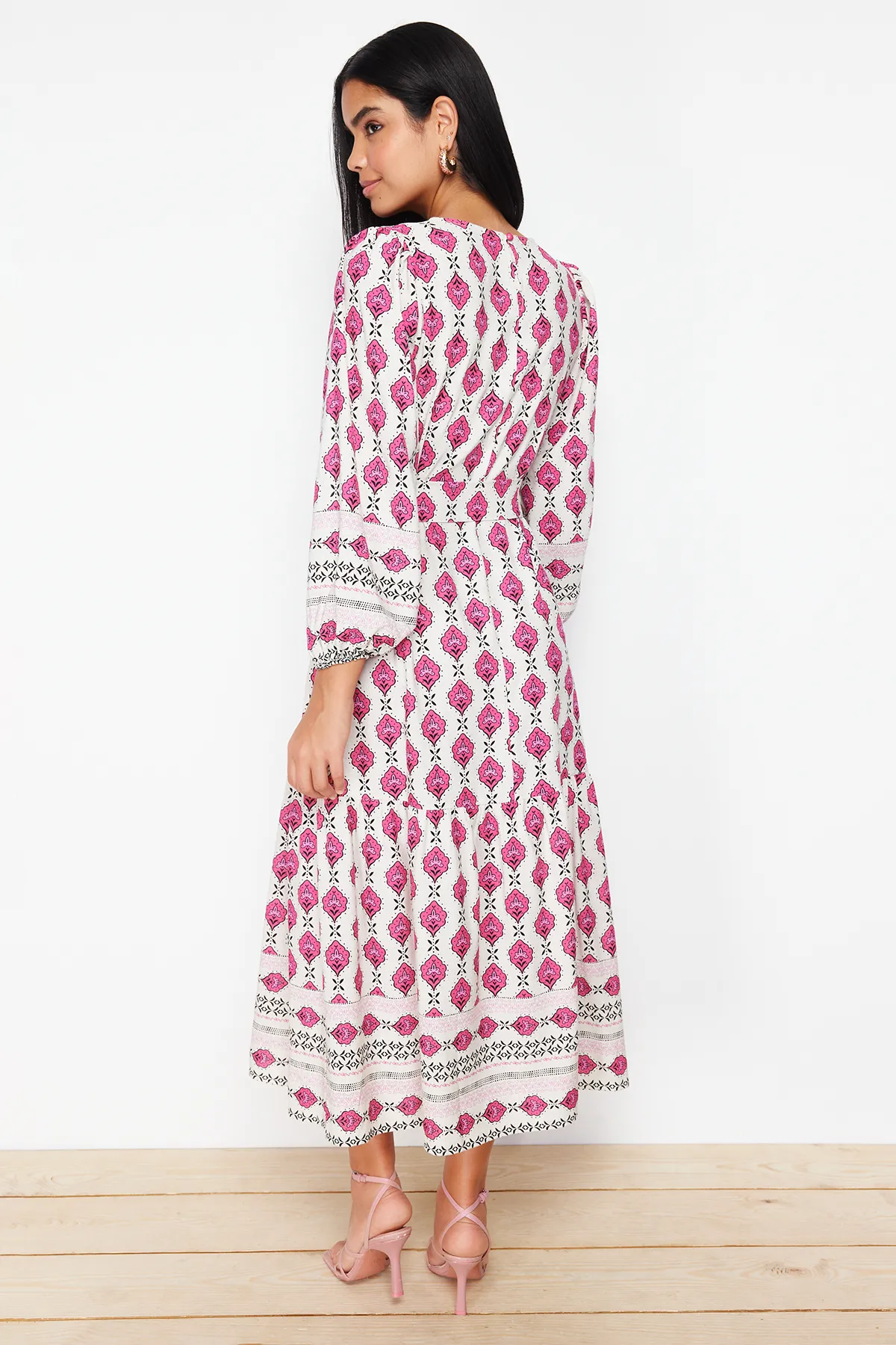 Trendyol Modest  Gewebtes Kleid in Leinenoptik mit ethnischem Muster in Fuchsia TCTSS24EB00062