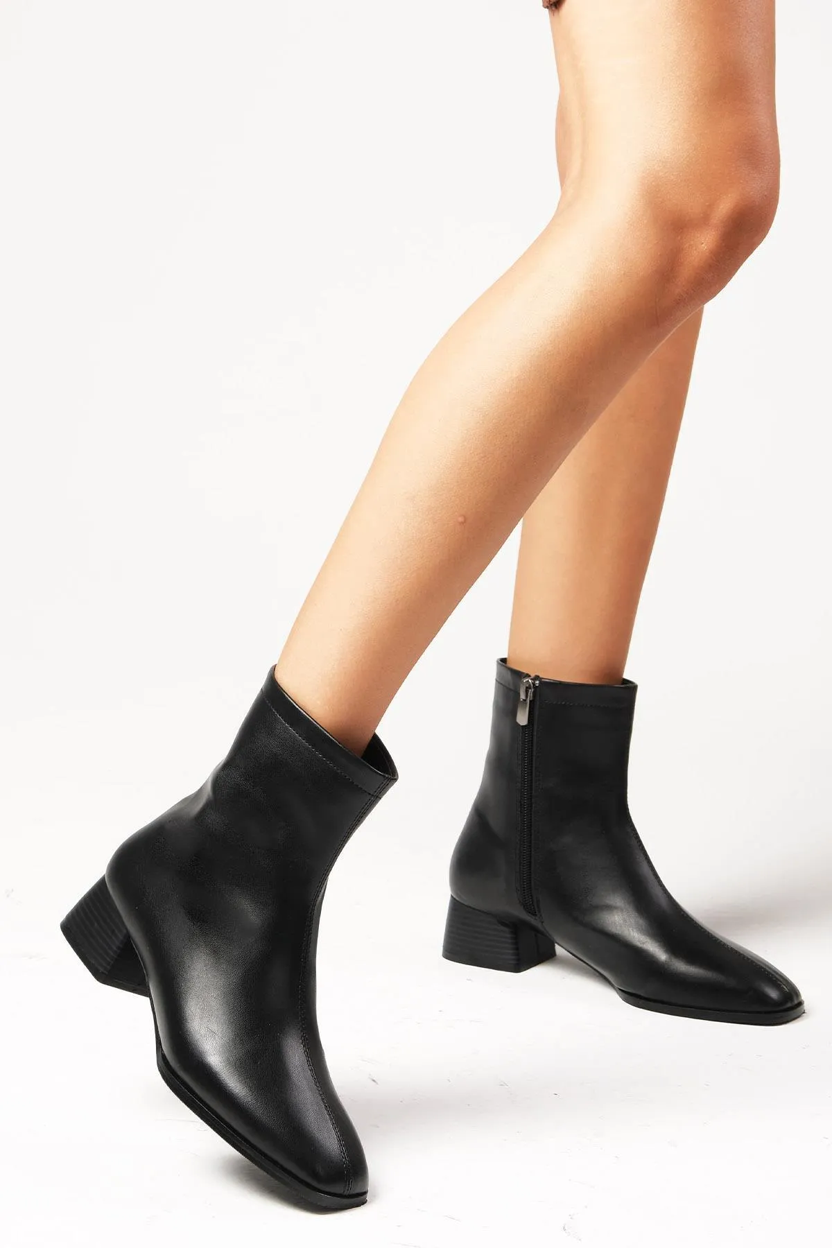 Mio Gusto  Schwarze Tori-Stiefel mit dünnem Fellfutter, seitlichem Reißverschluss und stumpfer Spitze