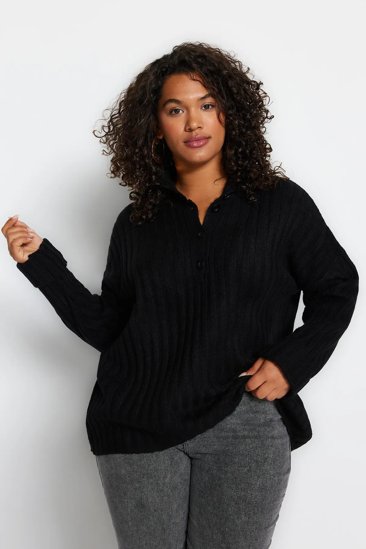 Trendyol Curve  Schwarzer Strickpullover mit Knopfverschluss TBBAW24AN00045