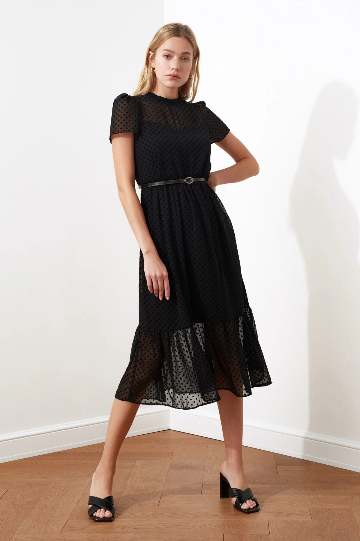 Trendyol Collection  Schwarzes, gefüttertes Midi-Webkleid in A-Linie mit Gürtel TWOSS20EL0983
